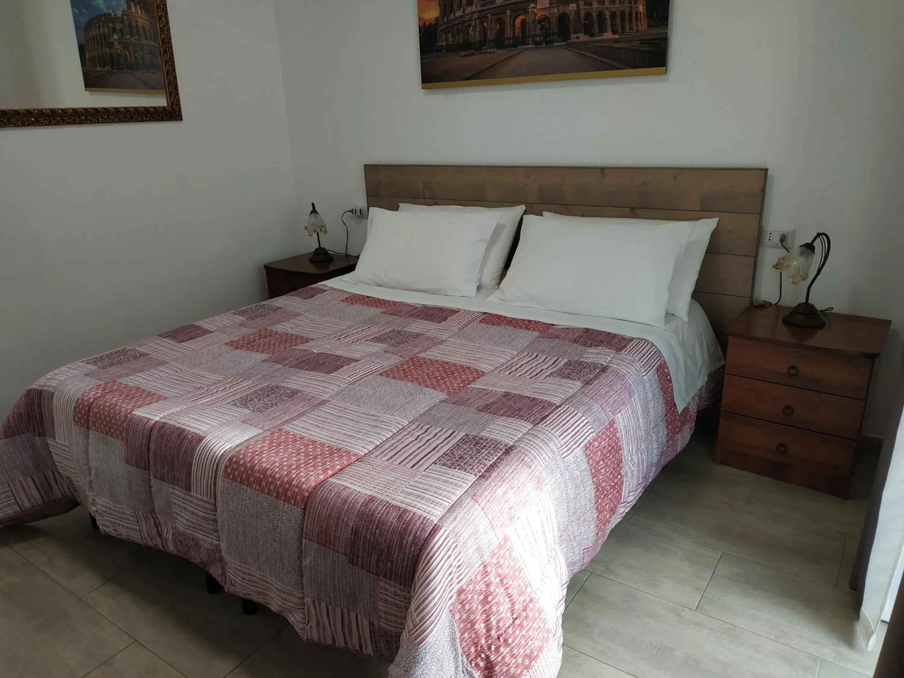 Bedroom, Bed in un passo dal mare