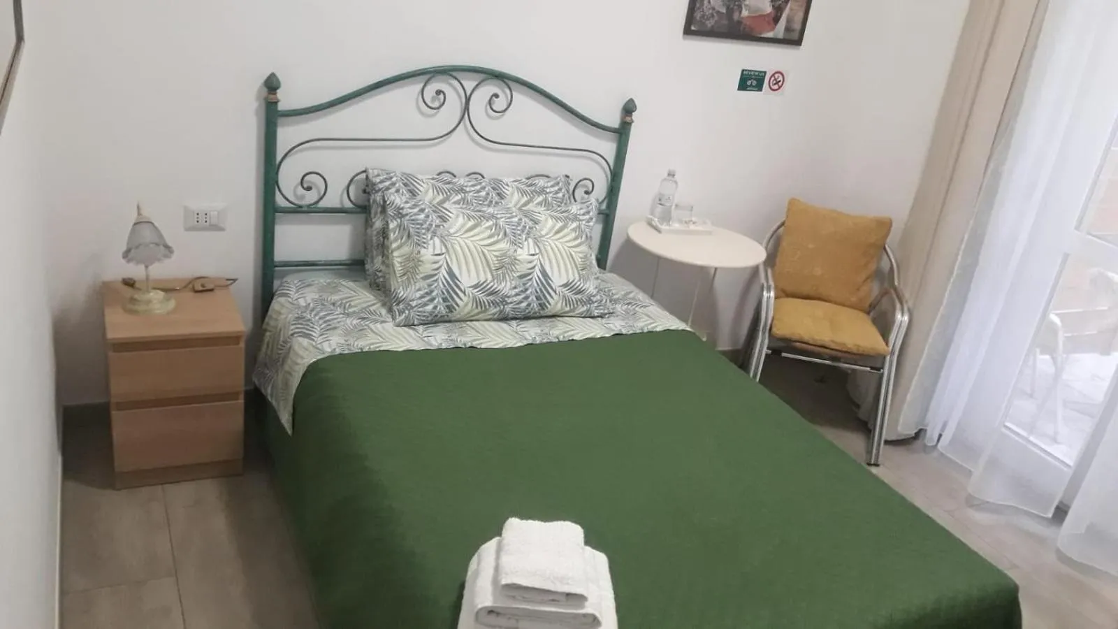 Bedroom, Bed in un passo dal mare