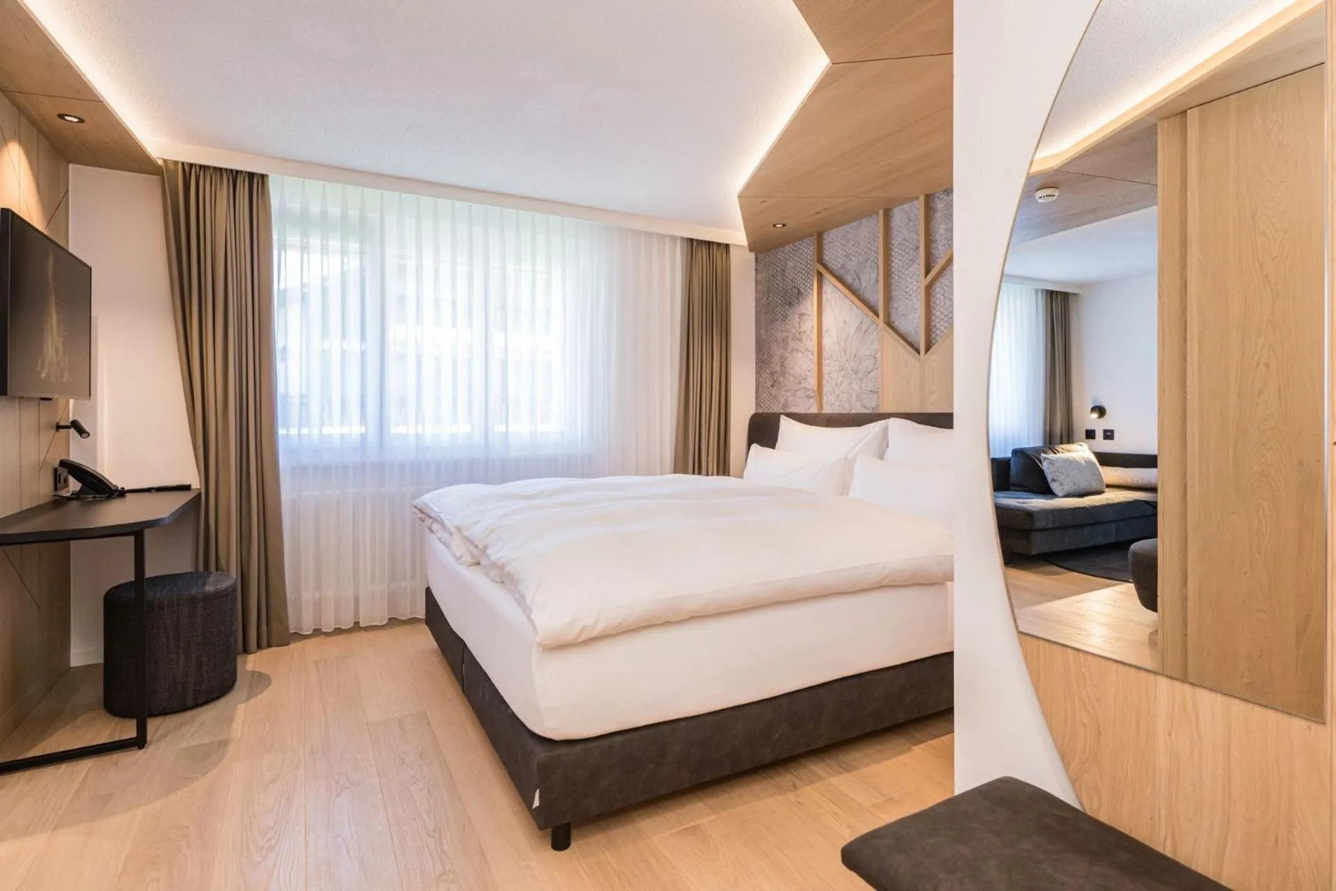 Photo of the whole room, Bed in la couronne Hotel & Spa