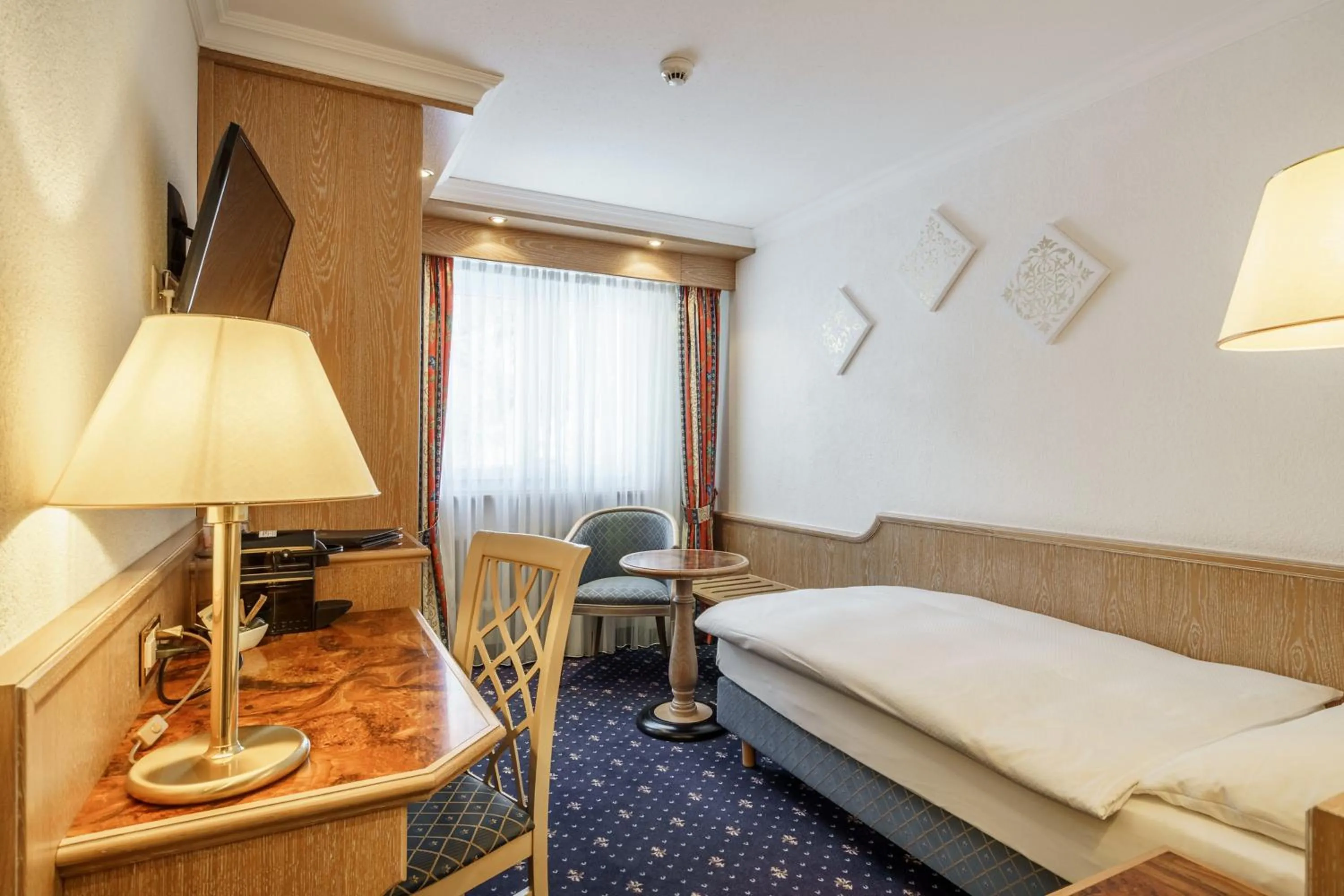 Staff, Bed in Hotel Alpenroyal