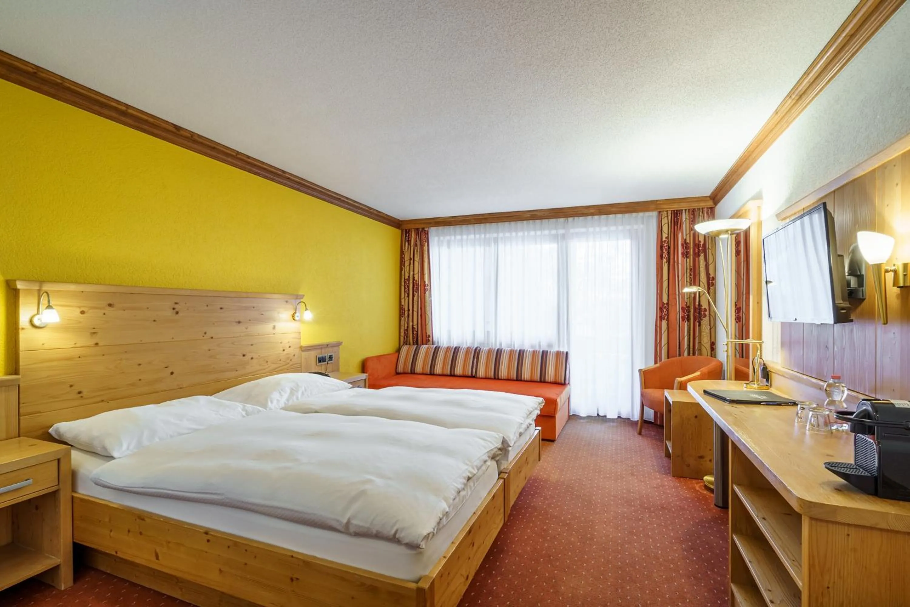 Staff, Bed in Hotel Alpenroyal