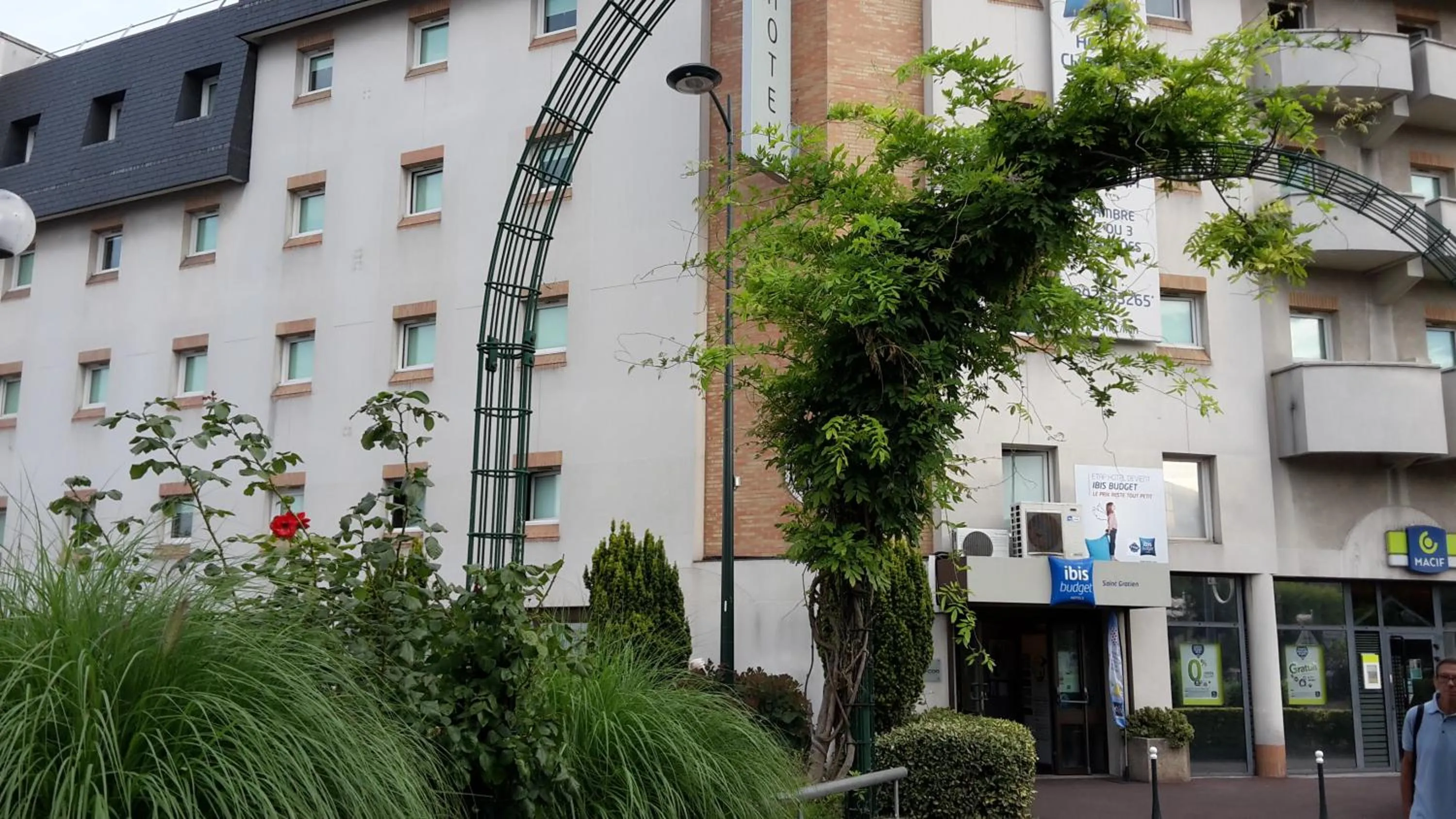 Facade/entrance in Ibis Budget St Gratien - Enghien-Les-Bains