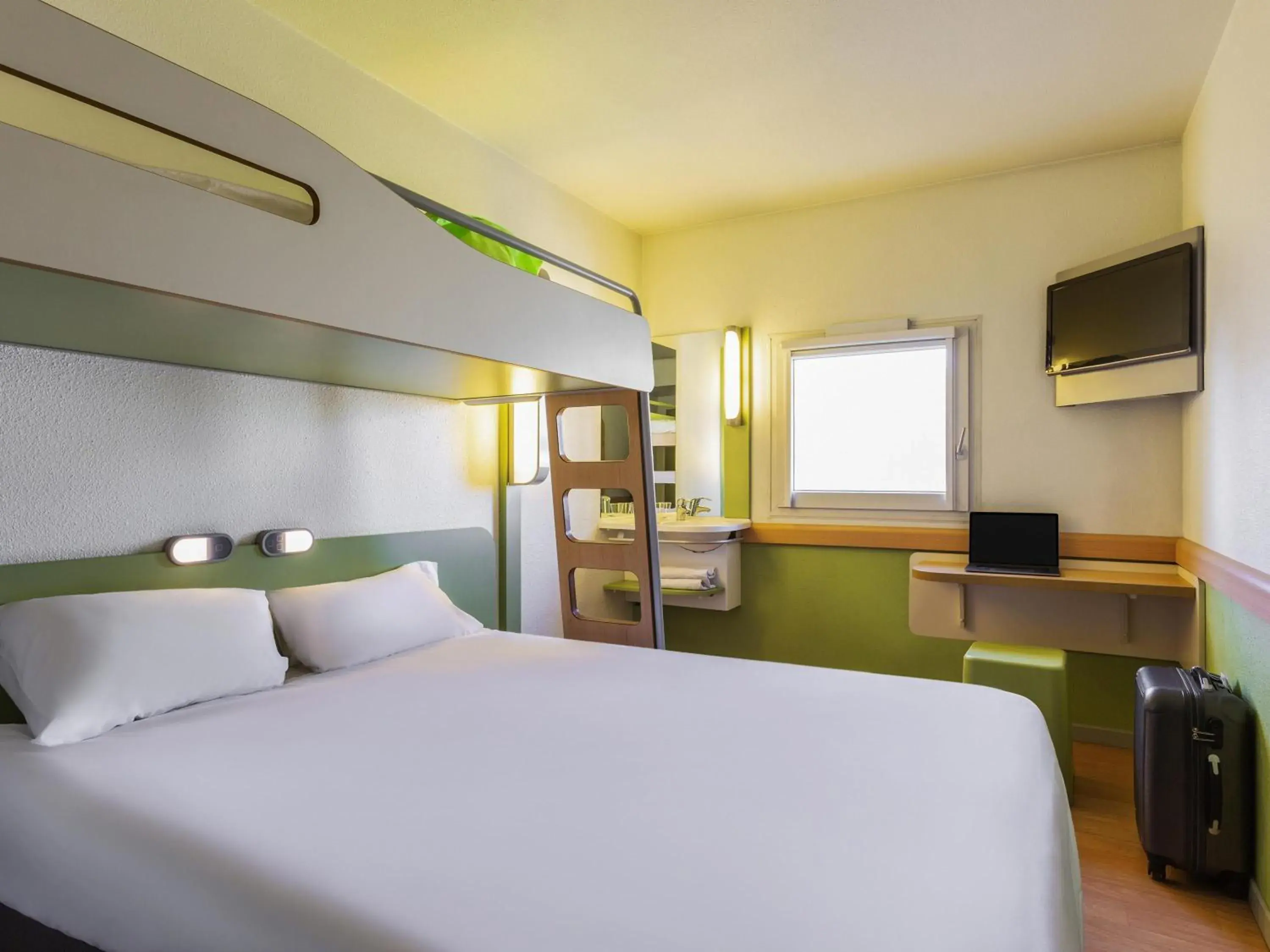Bedroom, Bed in Ibis Budget St Gratien - Enghien-Les-Bains Bedroom, Bed in Ibis Budget St Gratien - Enghien-Les-Bains