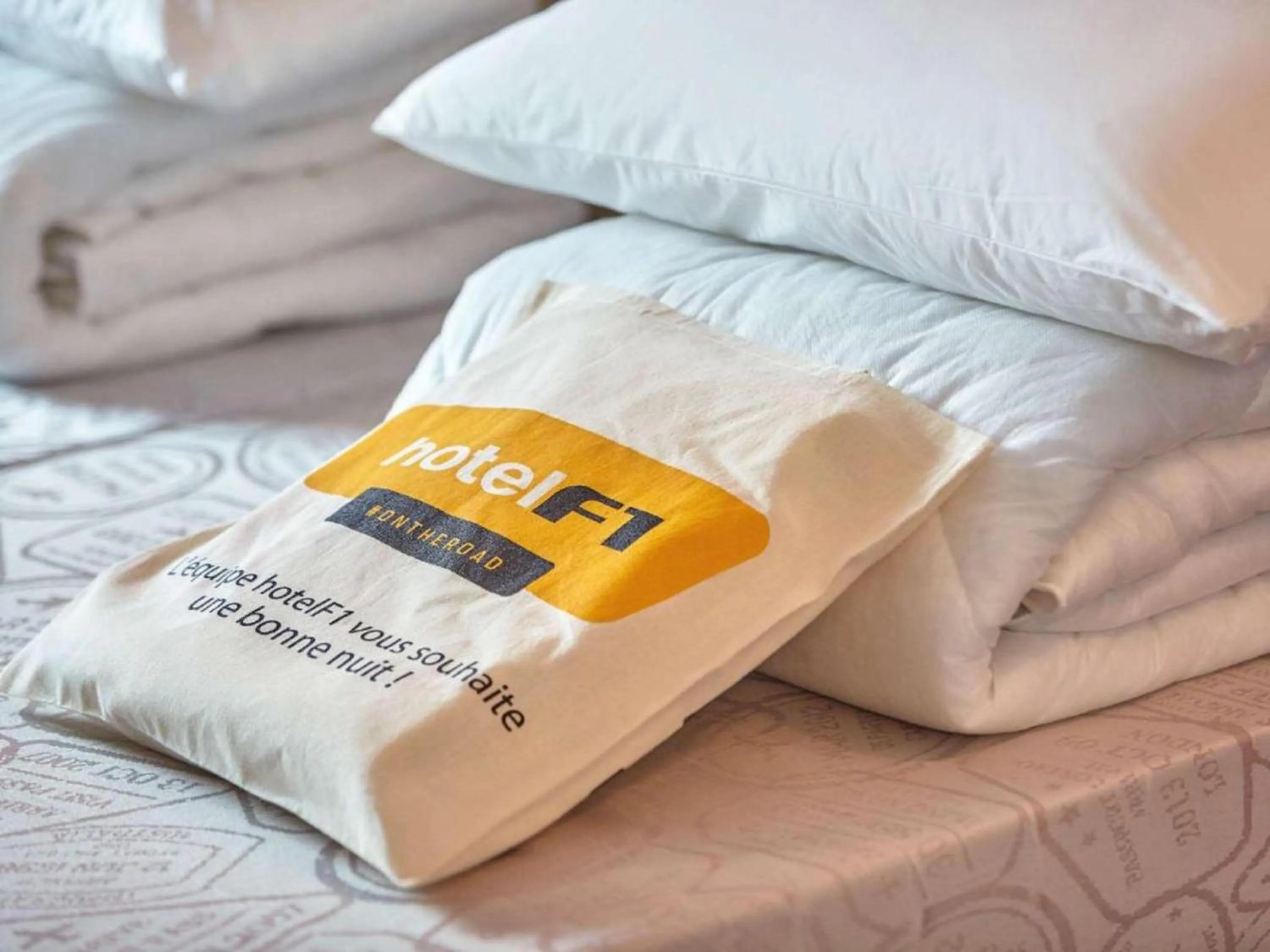 Twin Room with Shared Bathroom with seperate bed renovated in Eco hôtel Rouen Louviers Val de Reuil