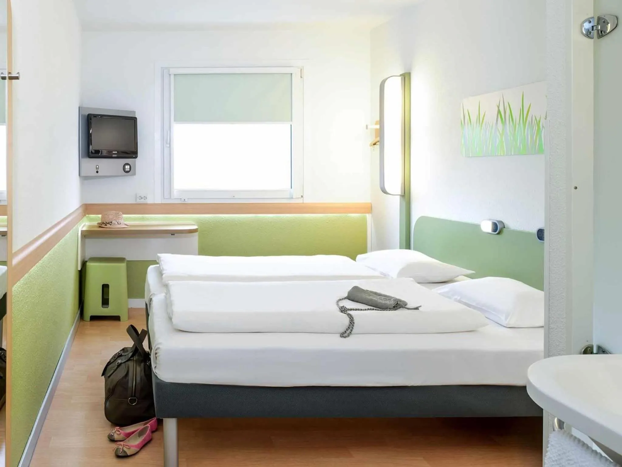 Bedroom, Bed in Hotel Ibis Budget Deauville