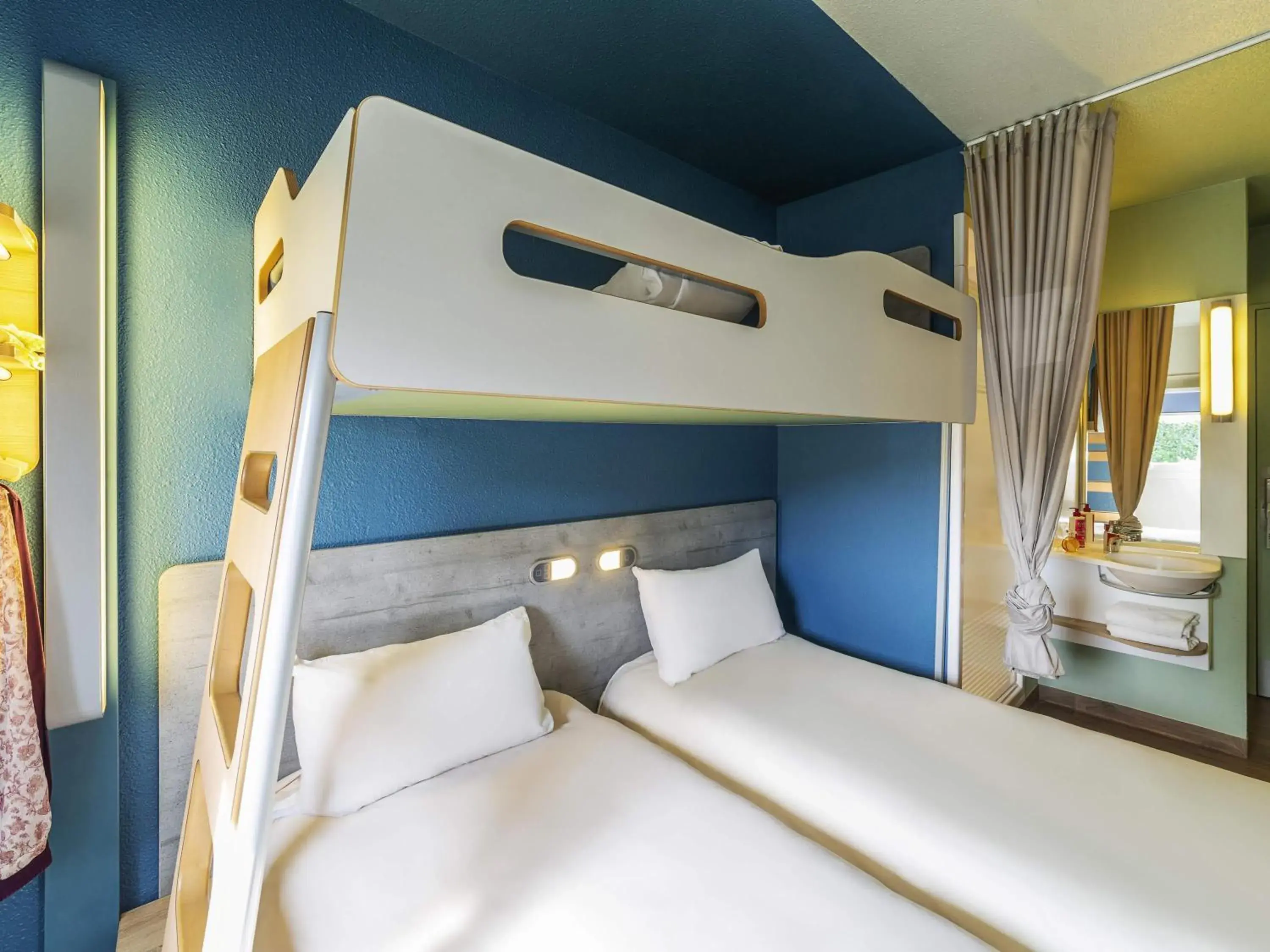 Triple Room with Three Single Beds in Ibis budget Rouen Petit Quevilly Triple Room with Three Single Beds in Ibis budget Rouen Petit Quevilly