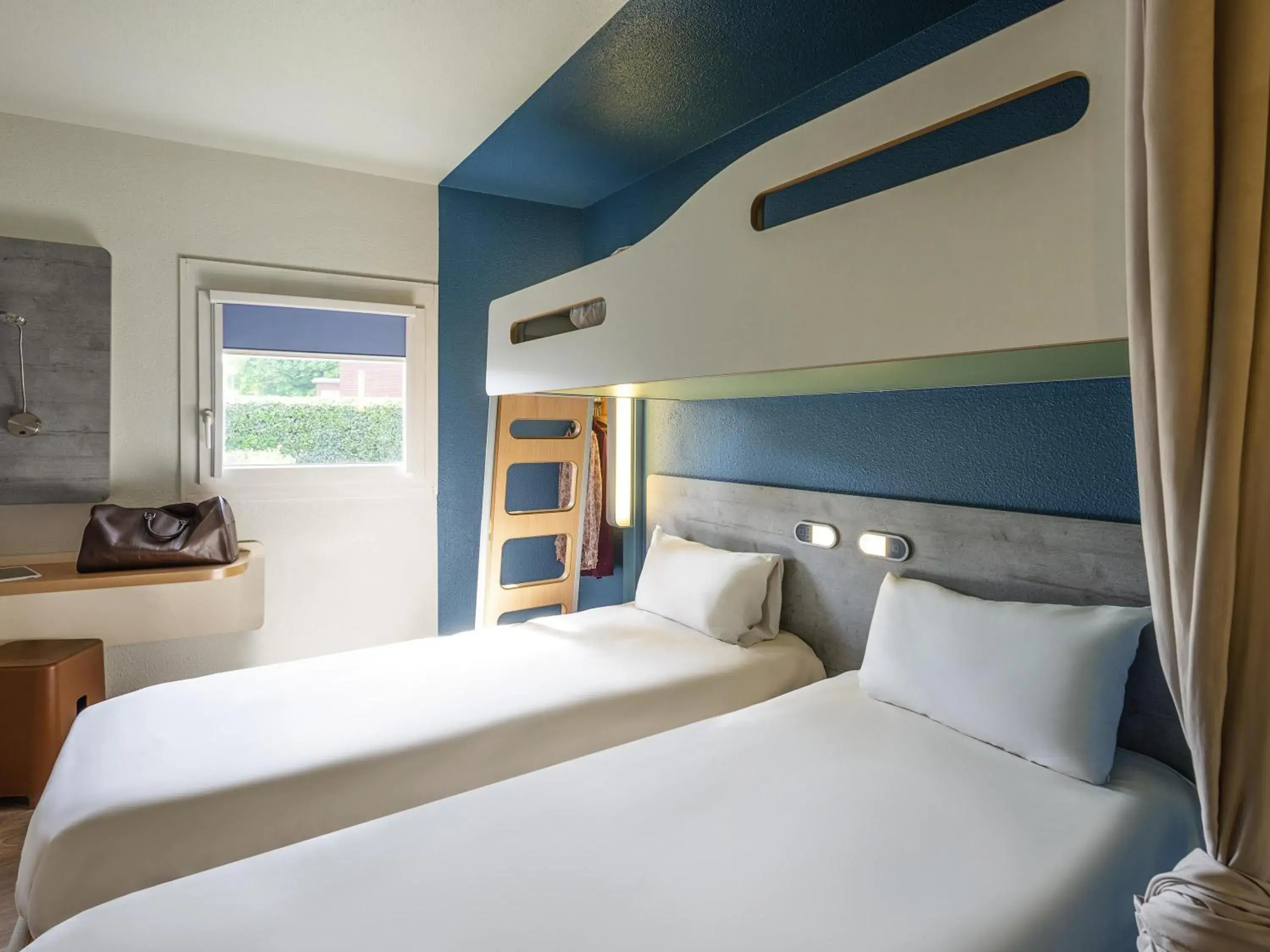 Triple Room with Three Single Beds in Ibis budget Rouen Petit Quevilly Triple Room with Three Single Beds in Ibis budget Rouen Petit Quevilly