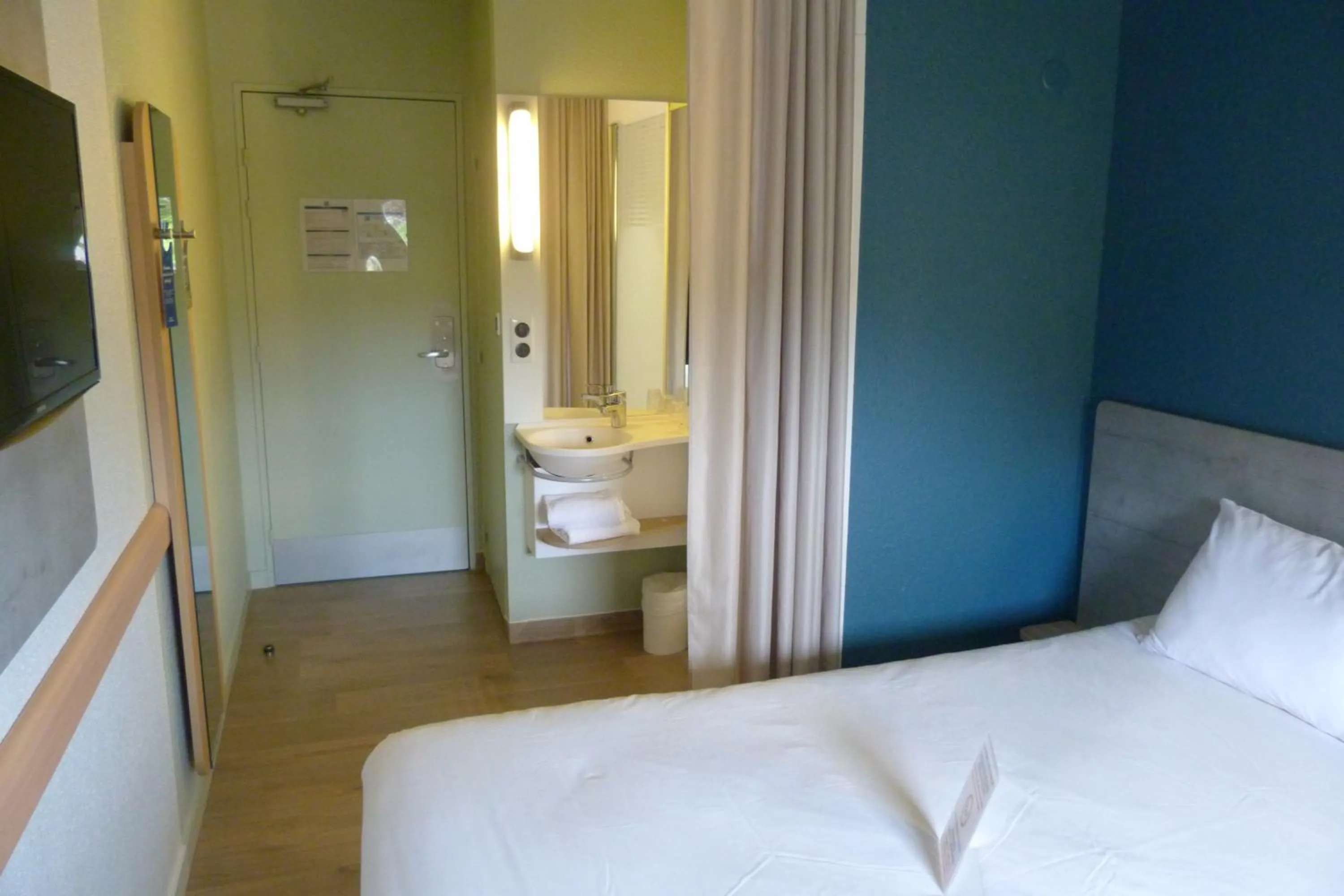 Bedroom, Bed in Ibis budget Rouen Petit Quevilly