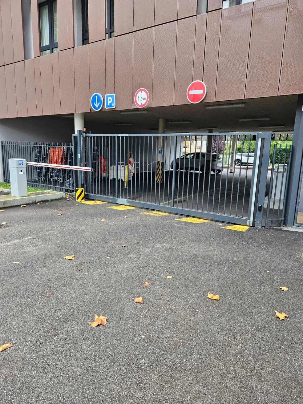Parking in ibis budget Rouen Centre Rive Gauche