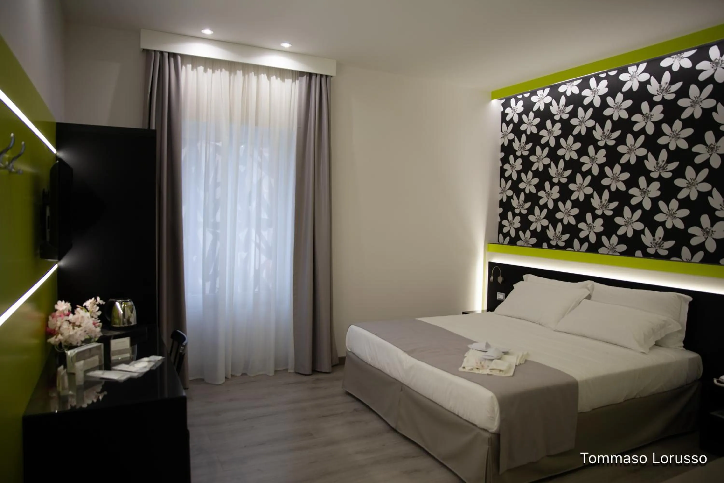 Photo of the whole room, Bed in HOLYGOLD Suite ****