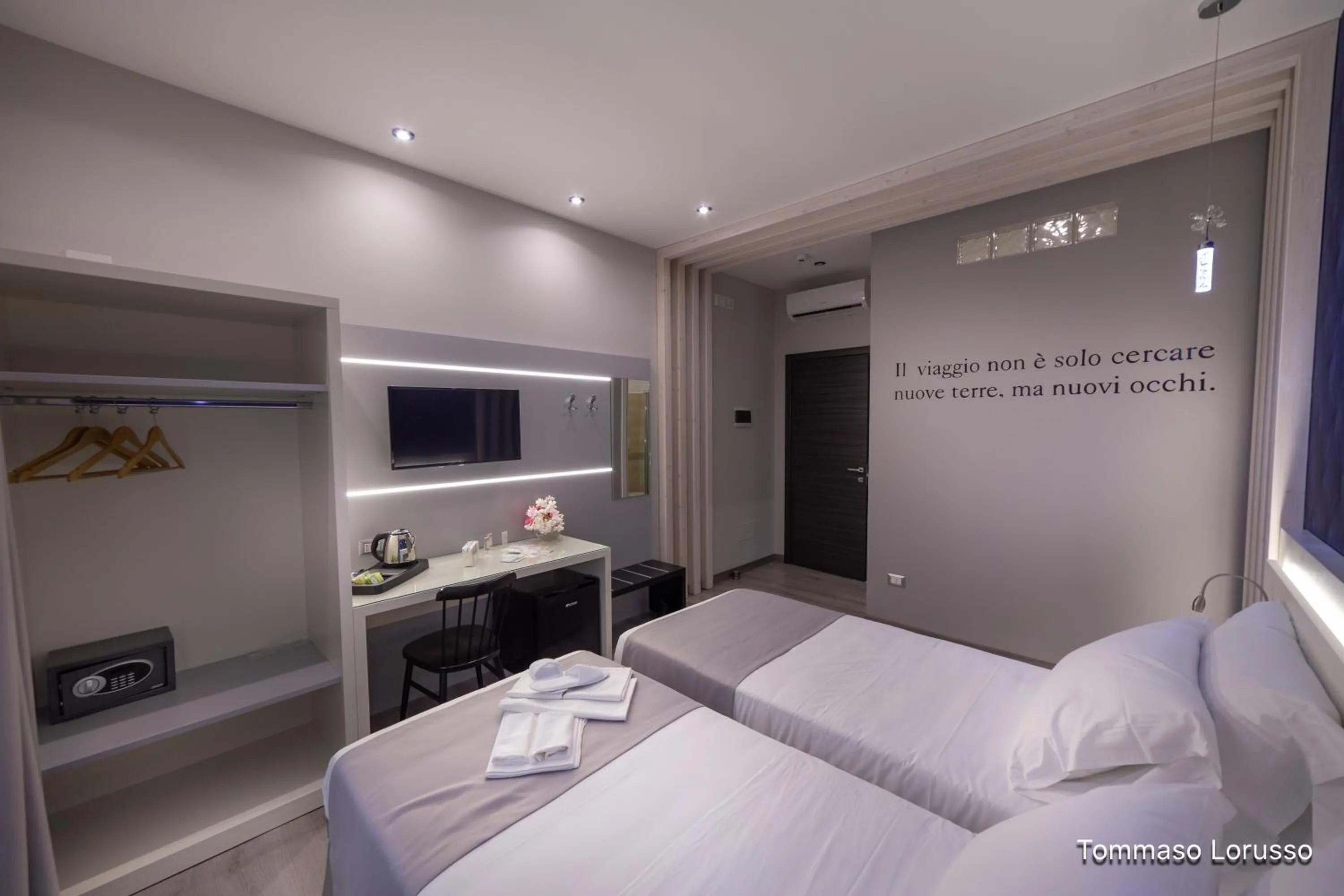 Photo of the whole room, Bed in HOLYGOLD Suite ****