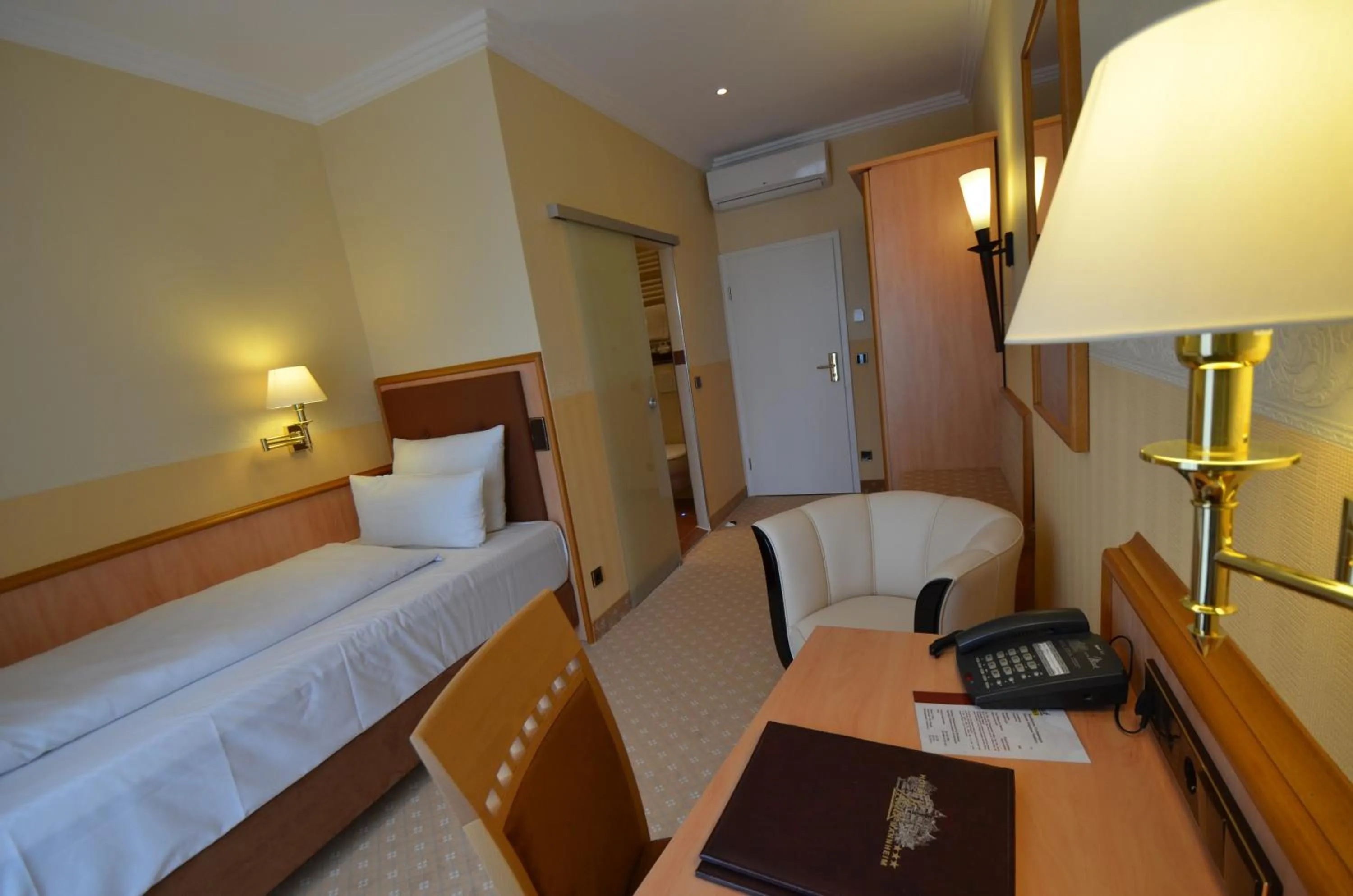 Photo of the whole room, Bed in Hotel Mack Private Inn