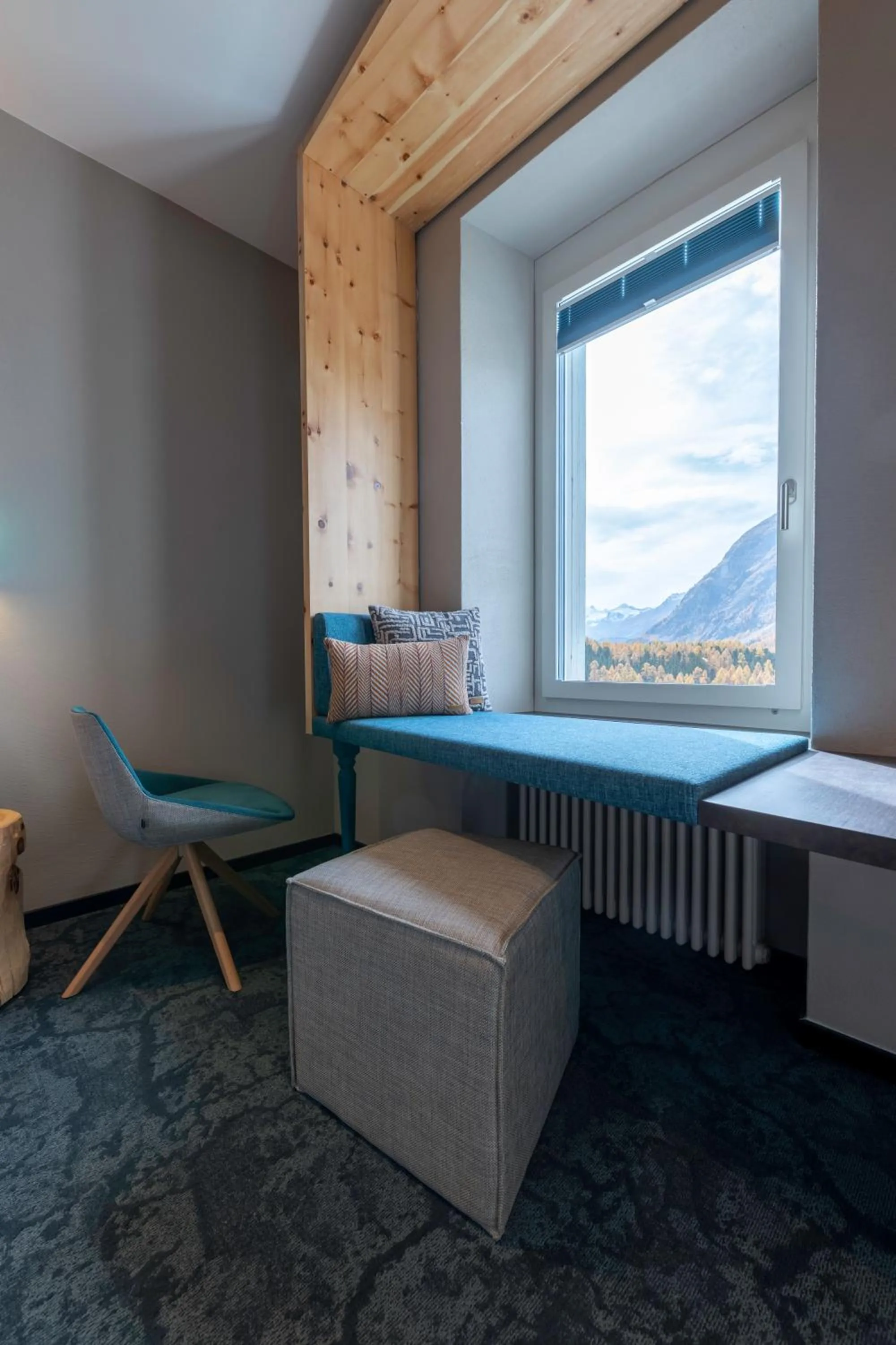 Seating area, Bed in Sporthotel Pontresina