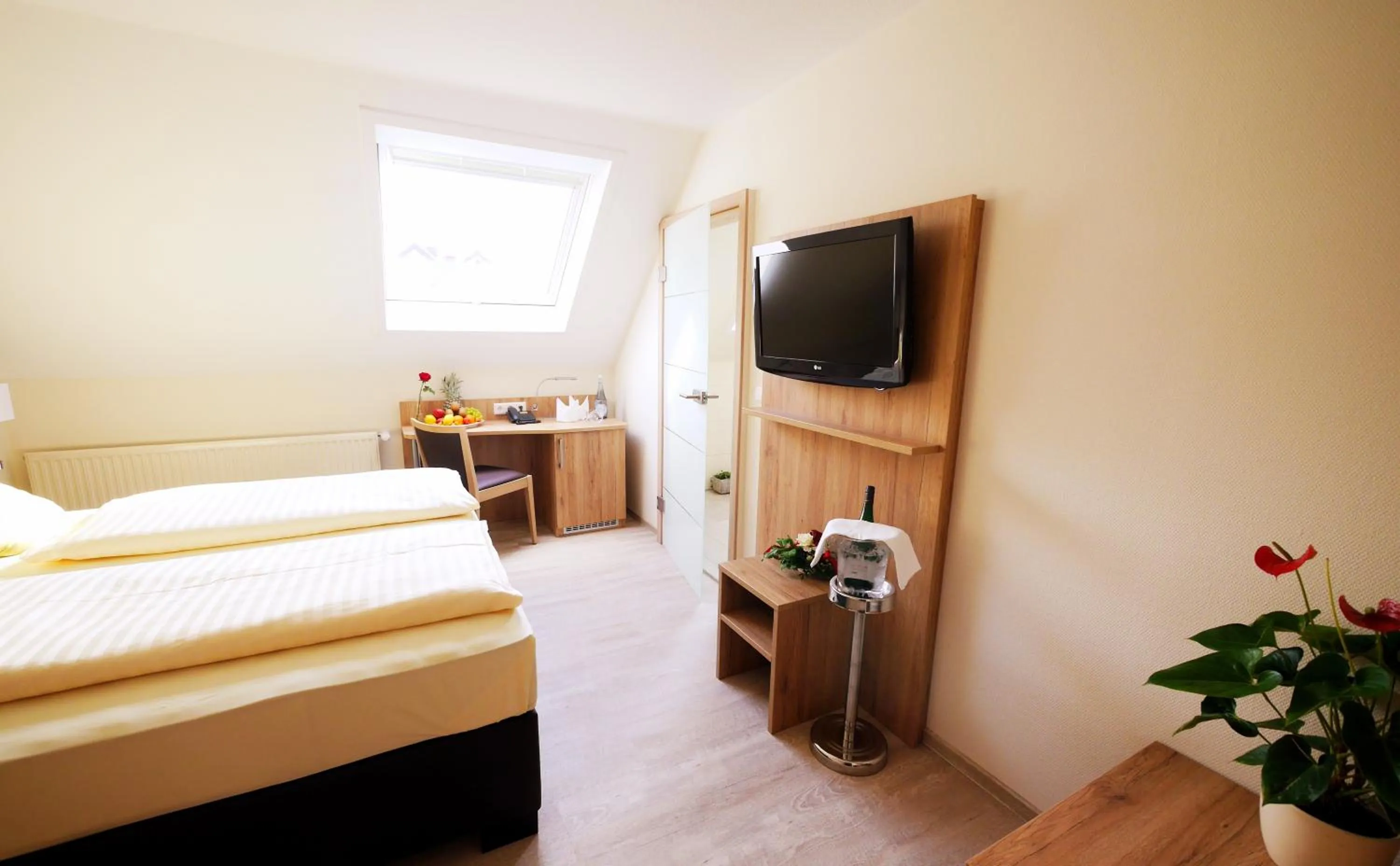 Photo of the whole room, Bed in WohnGut Koblenz