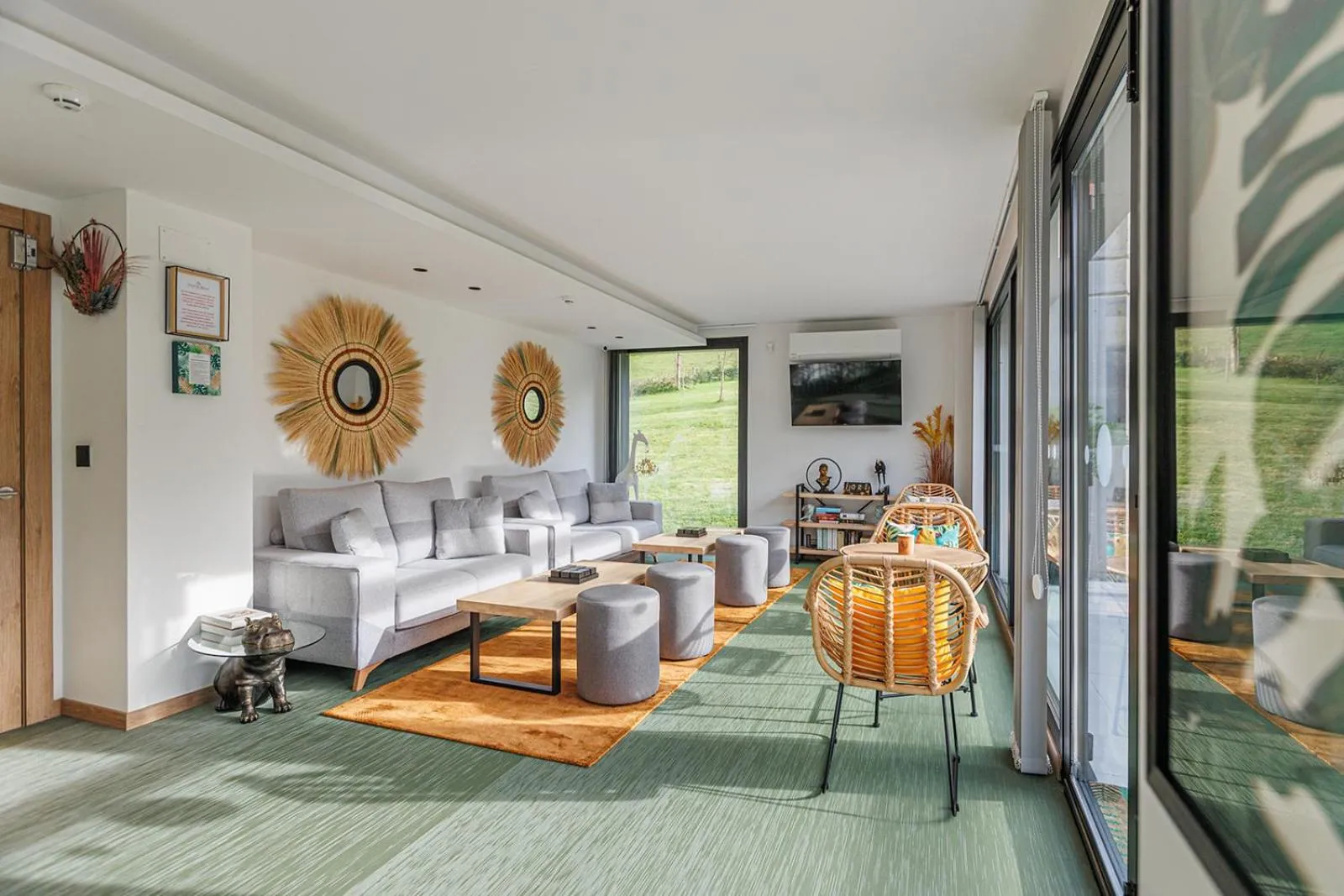 Communal lounge/ TV room in Hotel Ecos del Sella