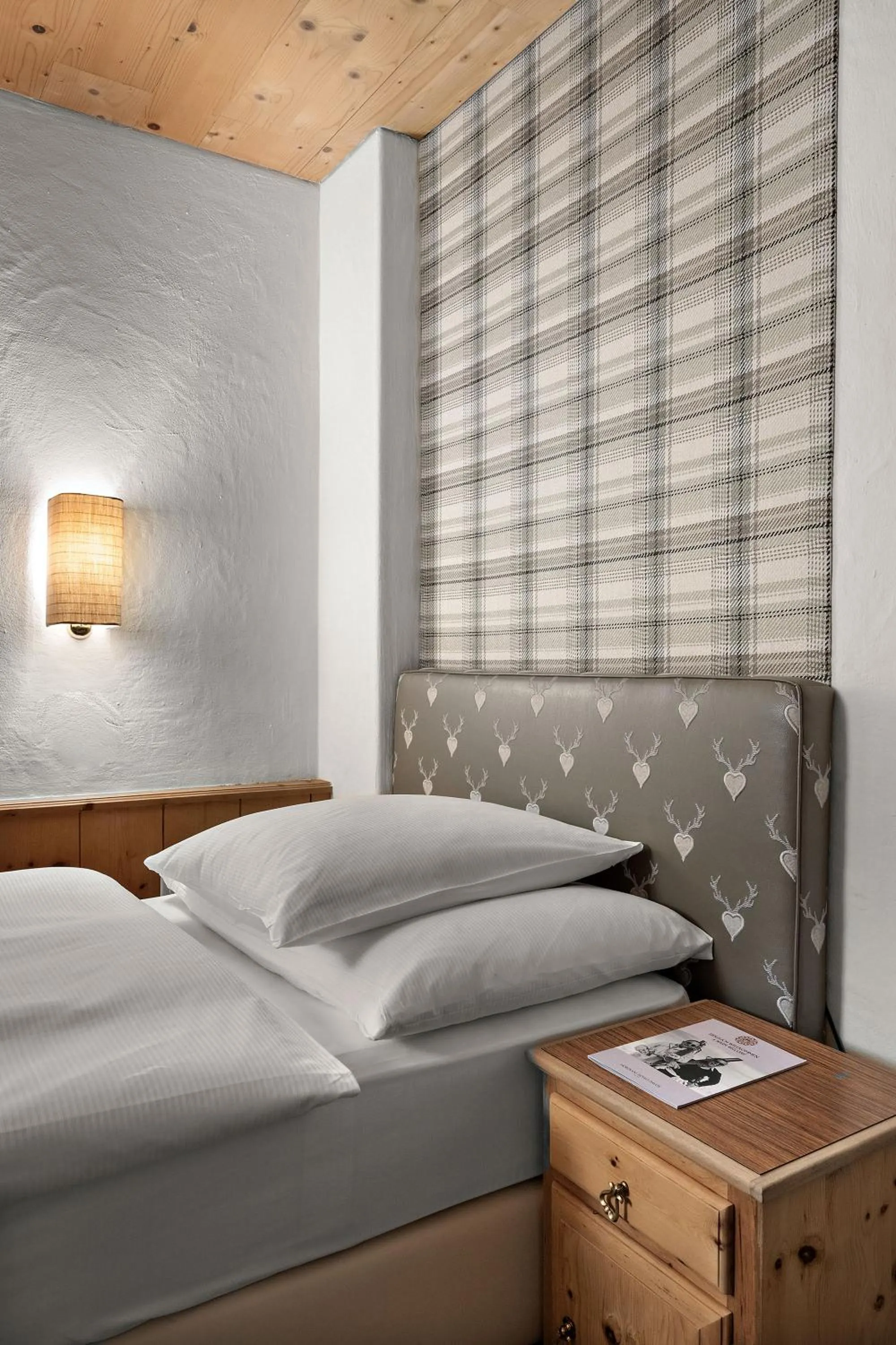 Photo of the whole room, Bed in Morosani Posthotel