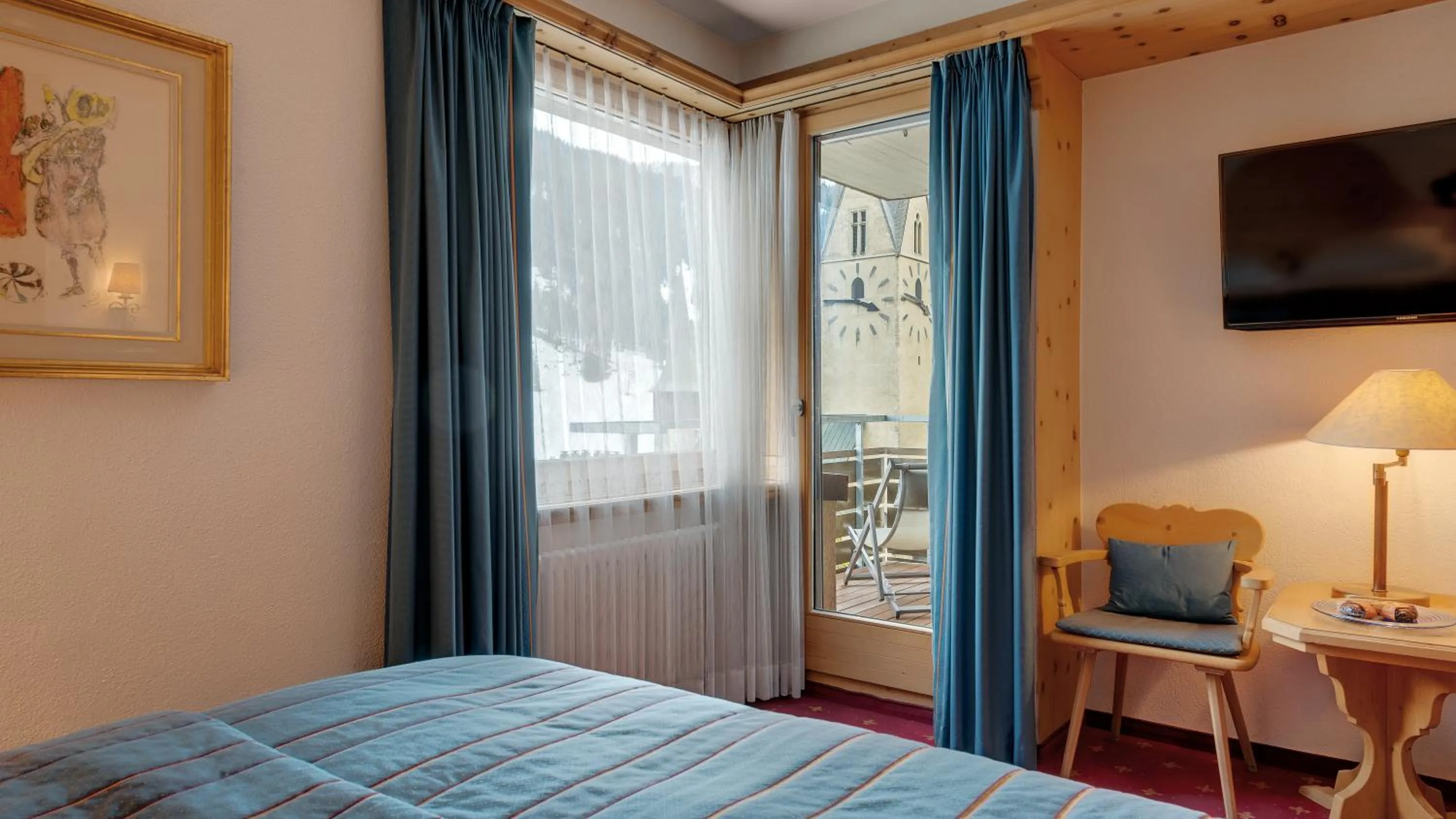 Photo of the whole room, Bed in Morosani Posthotel