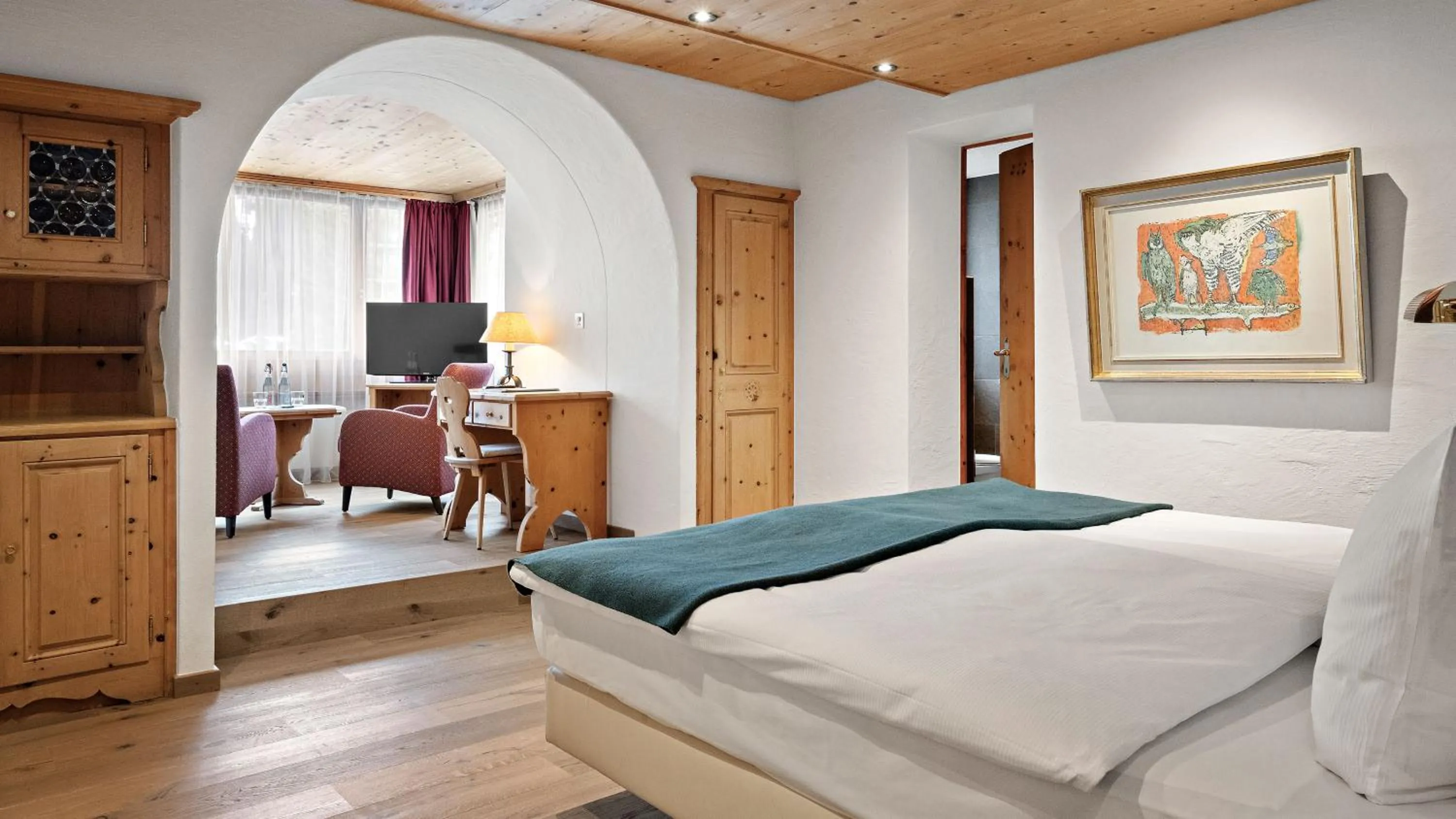 Photo of the whole room, Bed in Morosani Posthotel