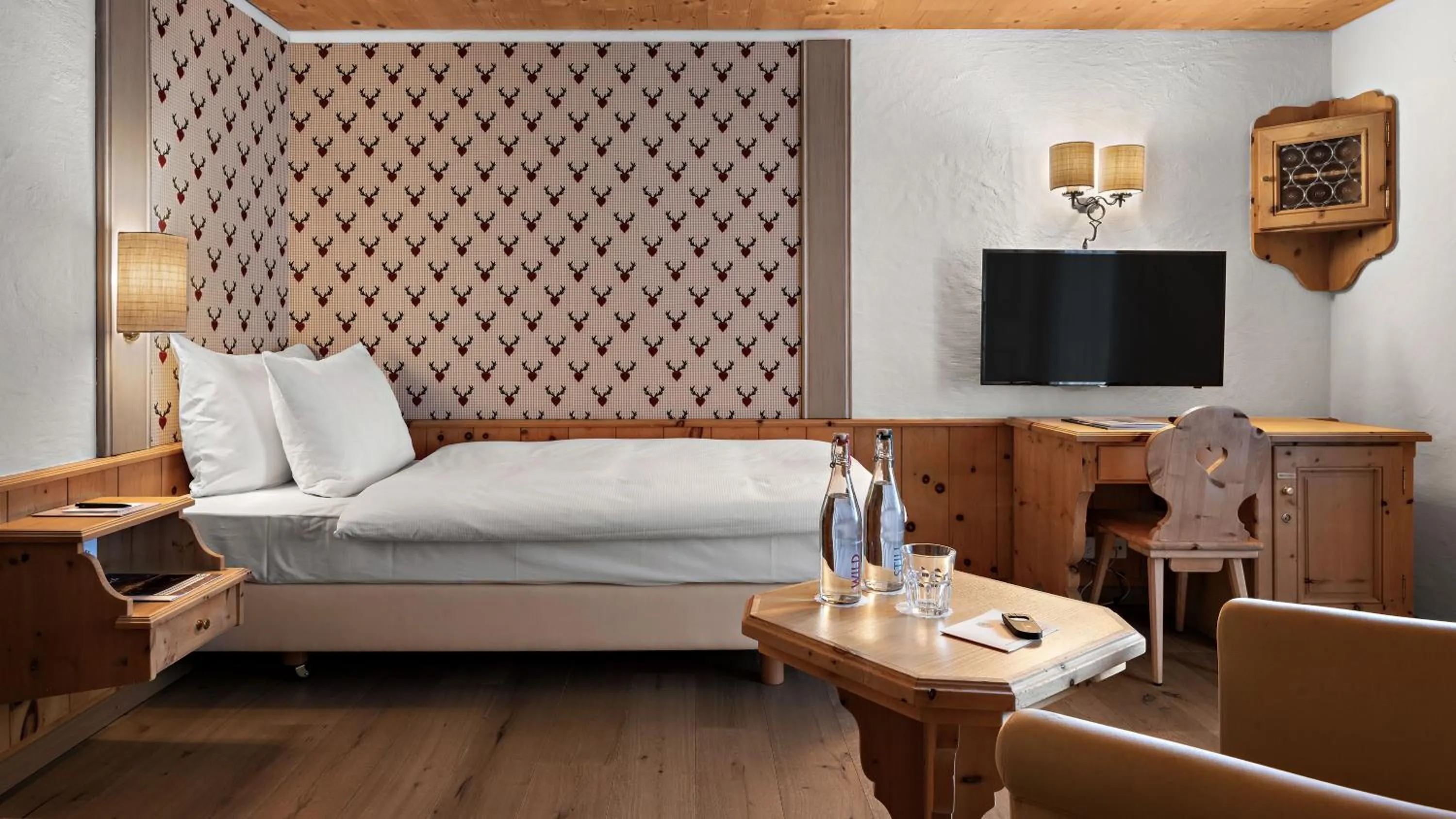 Photo of the whole room, Bed in Morosani Posthotel