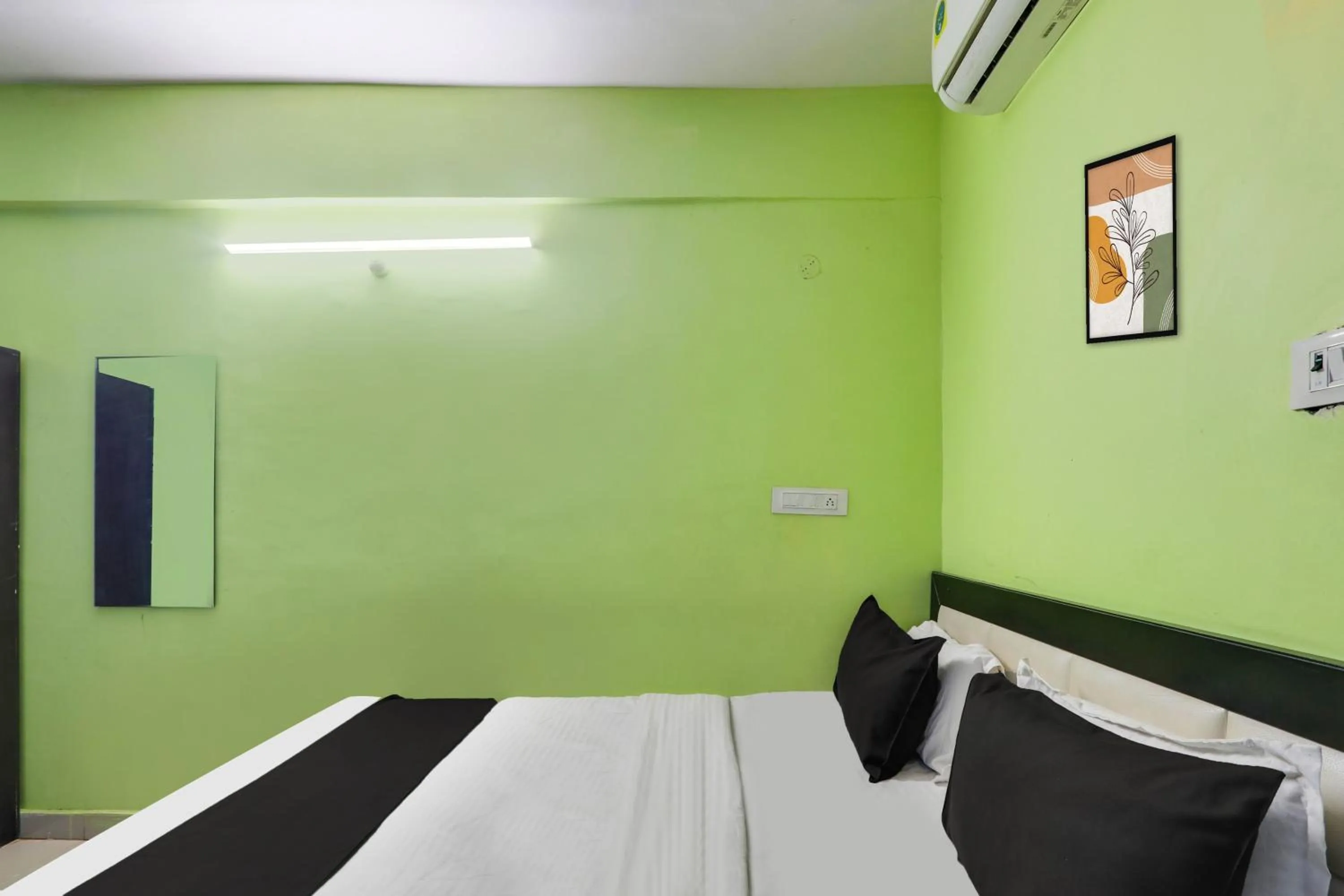 Bedroom, Bed in Hotel O Grand Hotel And Lodge