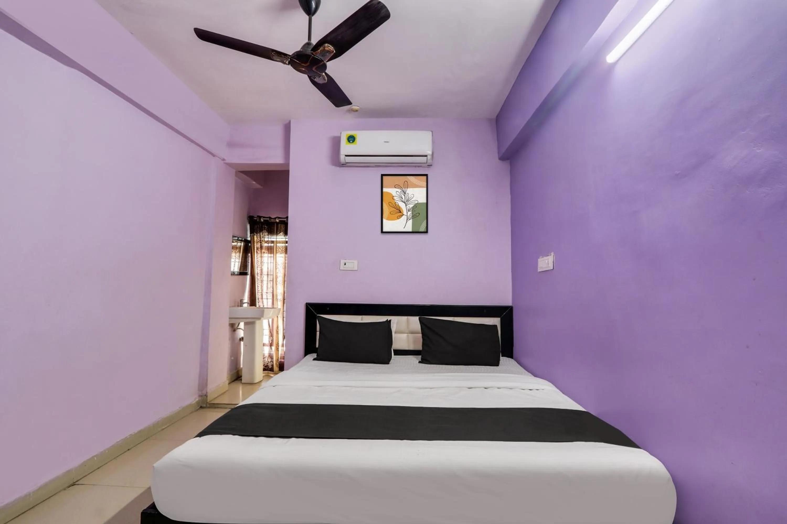 Bedroom, Bed in Hotel O Grand Hotel And Lodge