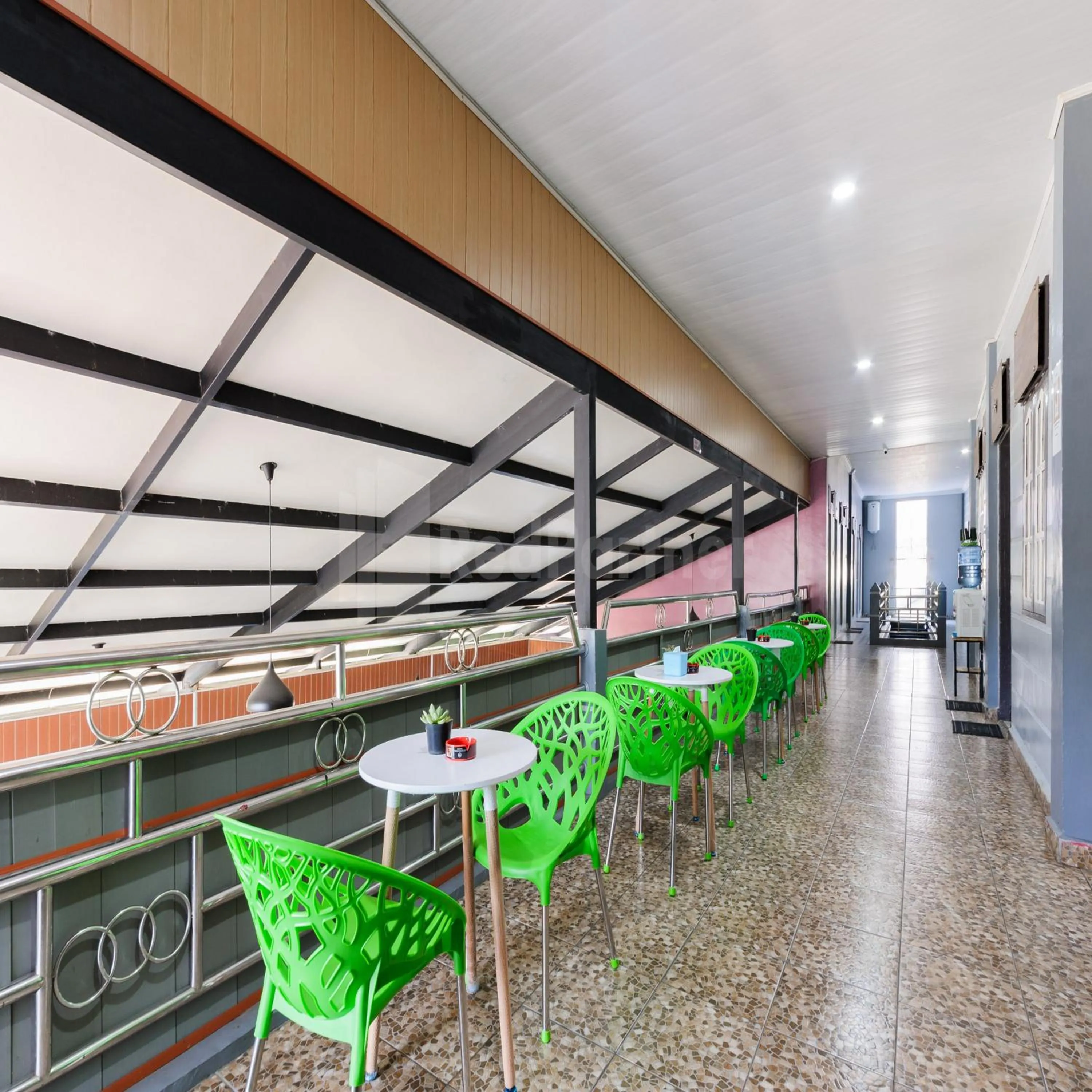 Seating area in Hotel 78 Parapat Mitra RedDoorz