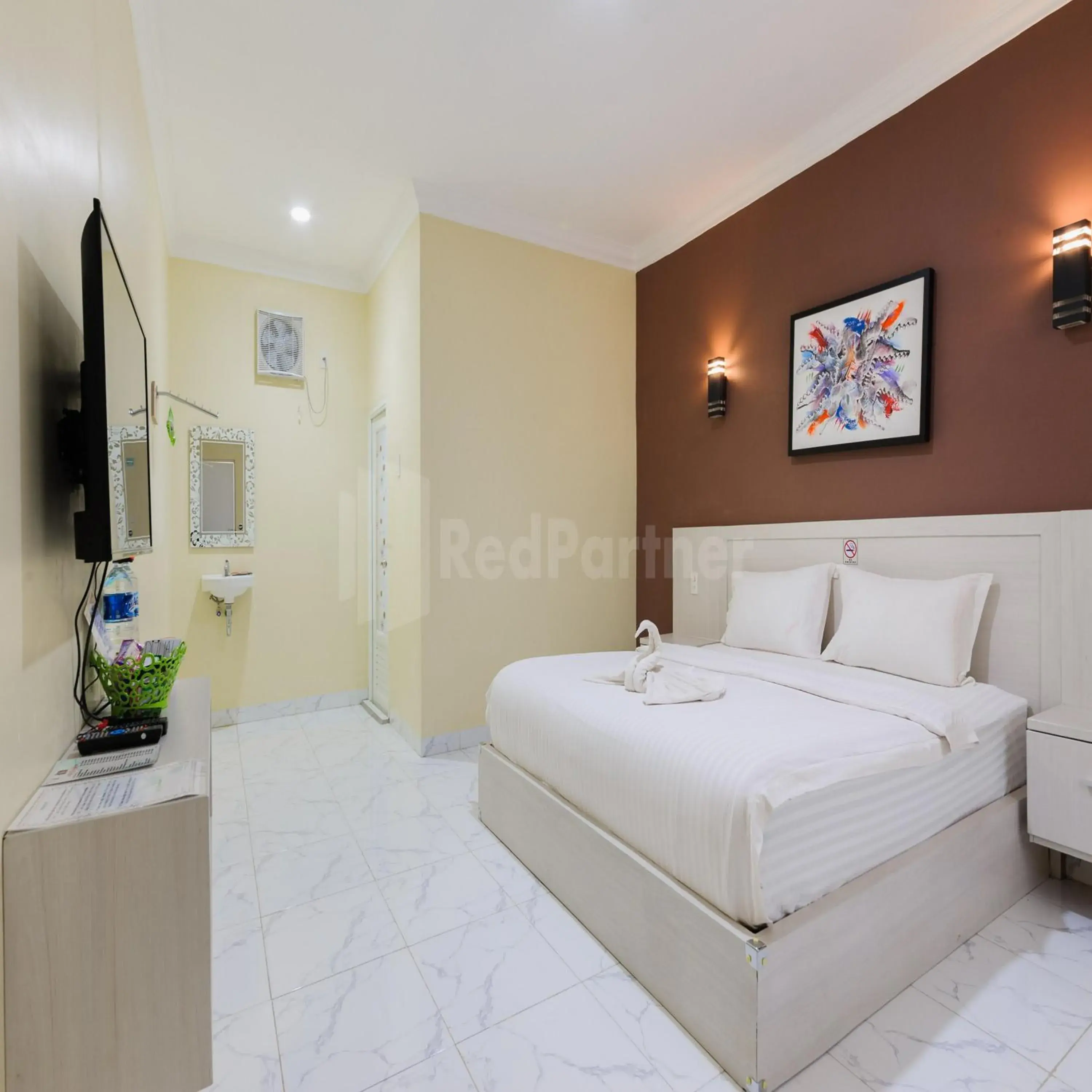 Deluxe Room in Hotel 78 Parapat Mitra RedDoorz Deluxe Room in Hotel 78 Parapat Mitra RedDoorz