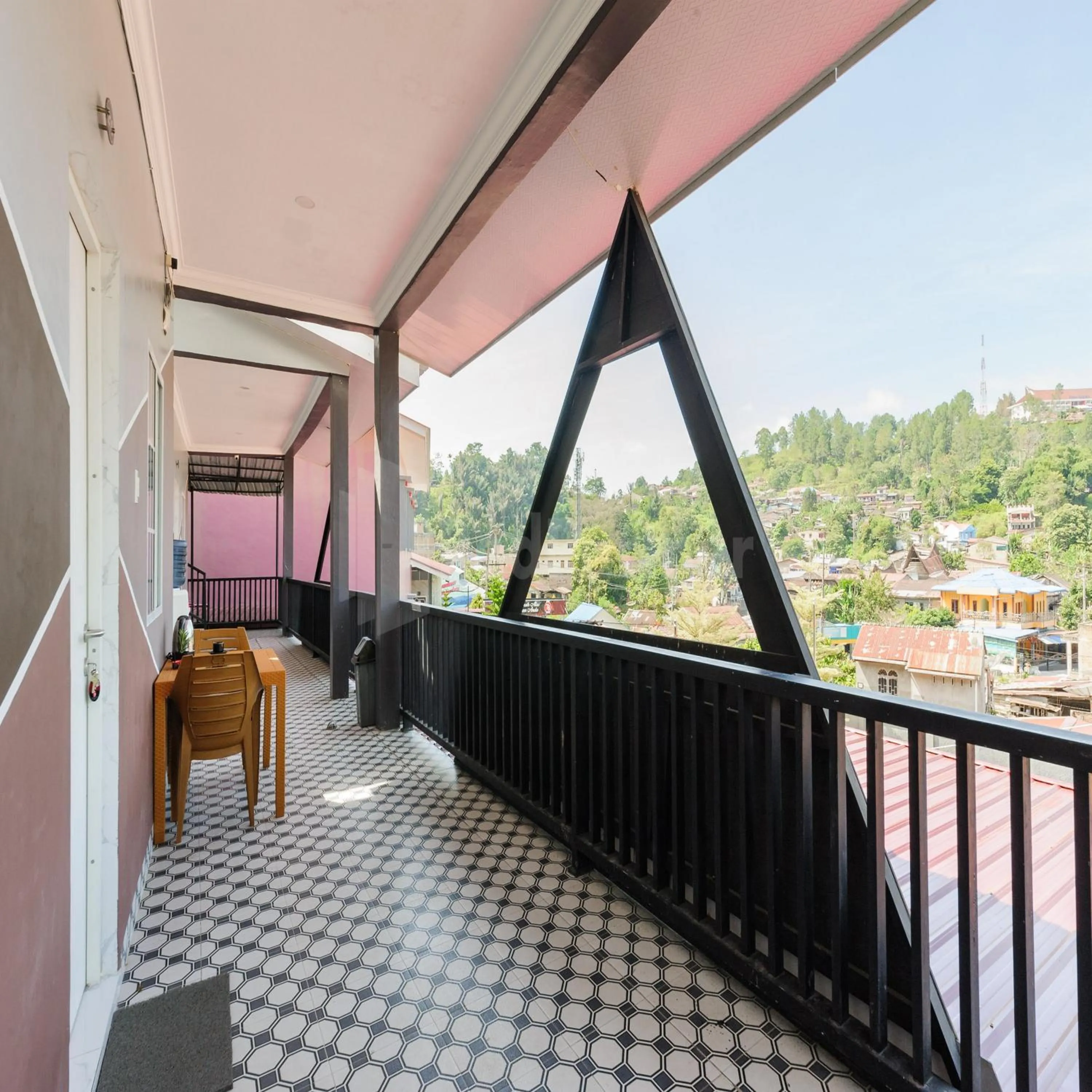 Seating area in Hotel 78 Parapat Mitra RedDoorz