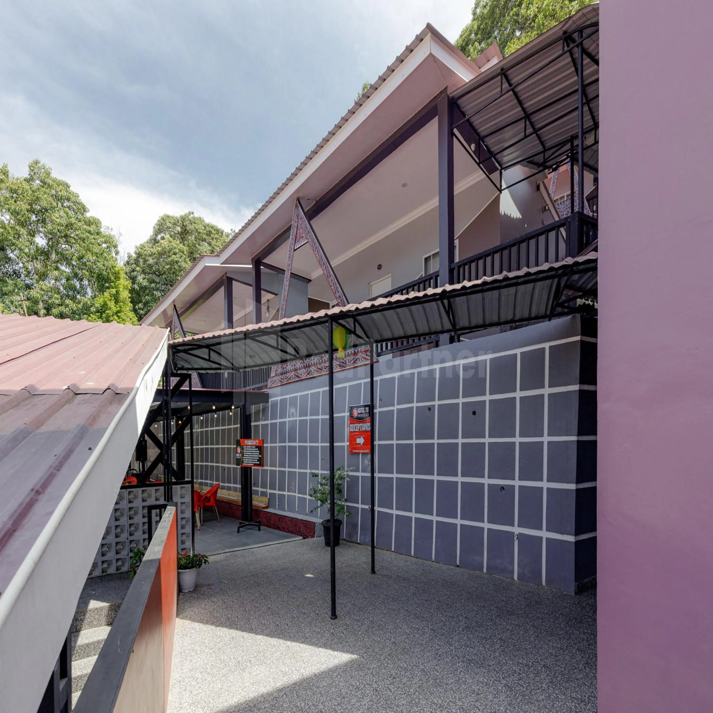 Property building in Hotel 78 Parapat Mitra RedDoorz