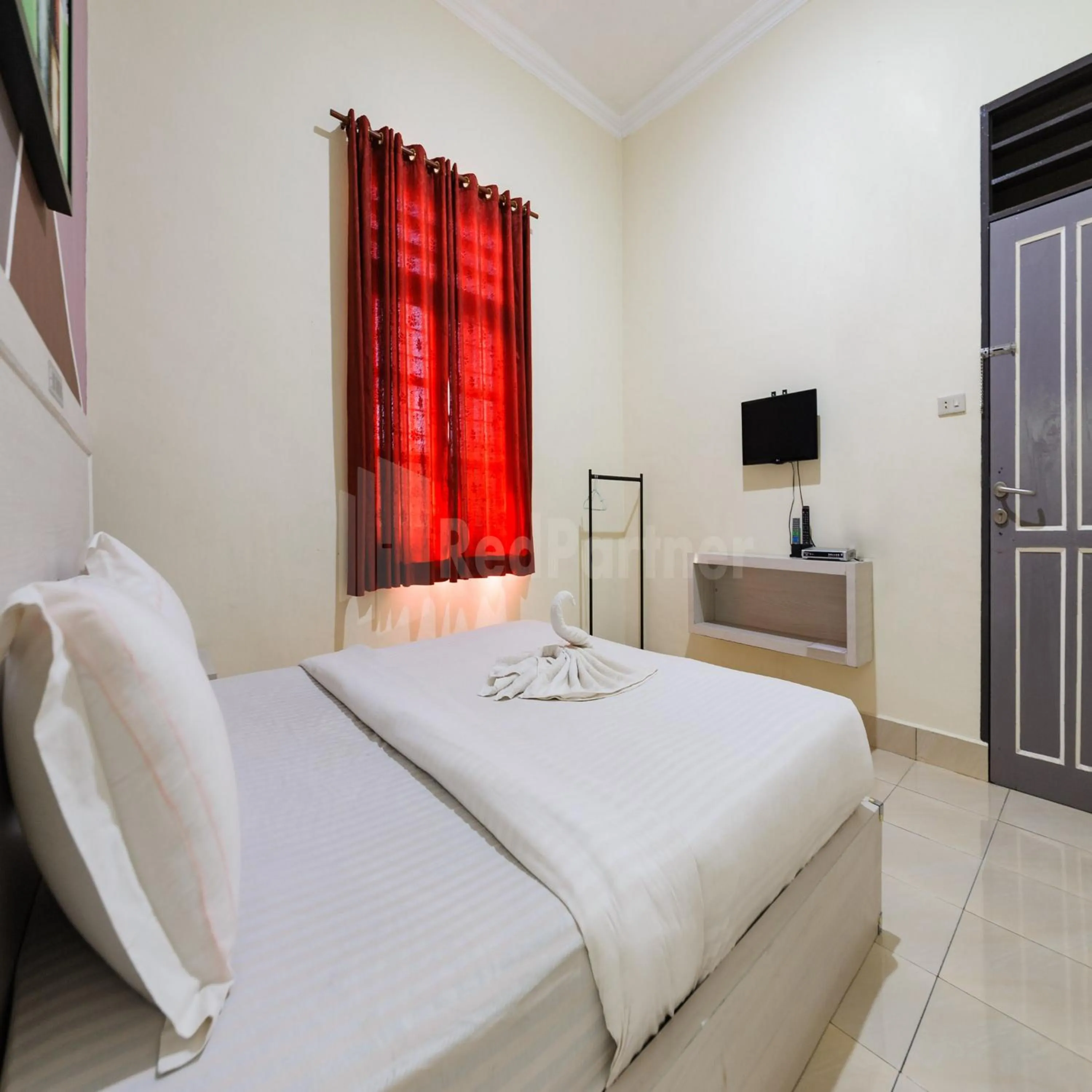 Bedroom, Bed in Hotel 78 Parapat Mitra RedDoorz