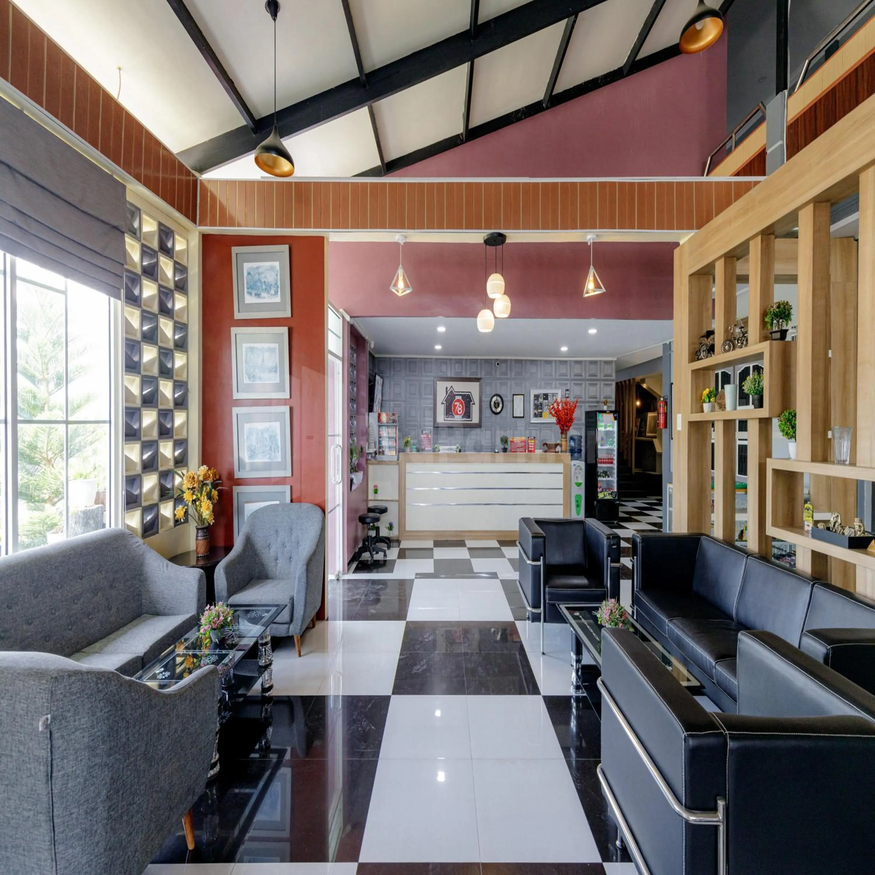 Seating area in Hotel 78 Parapat Mitra RedDoorz