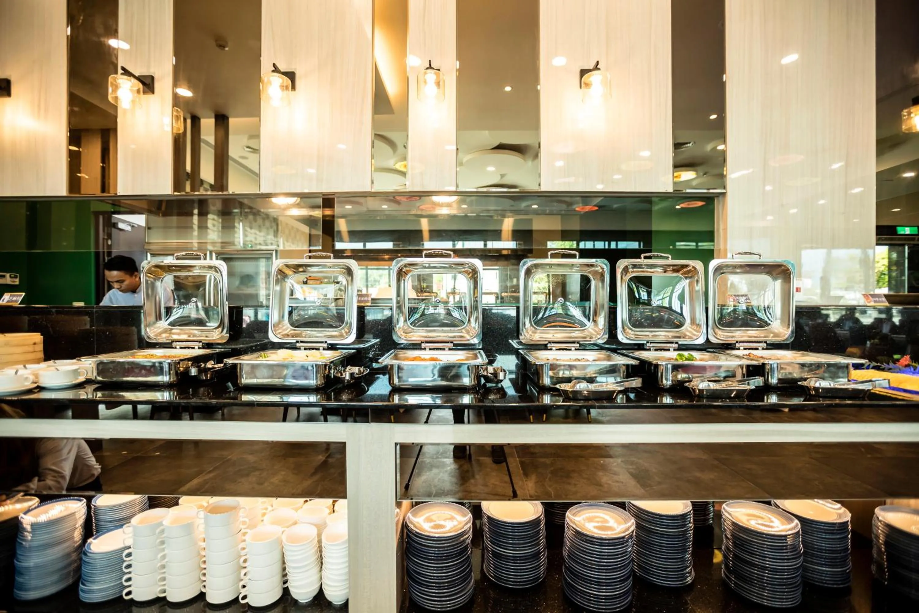 Restaurant/places to eat in Grand Hotel Lili