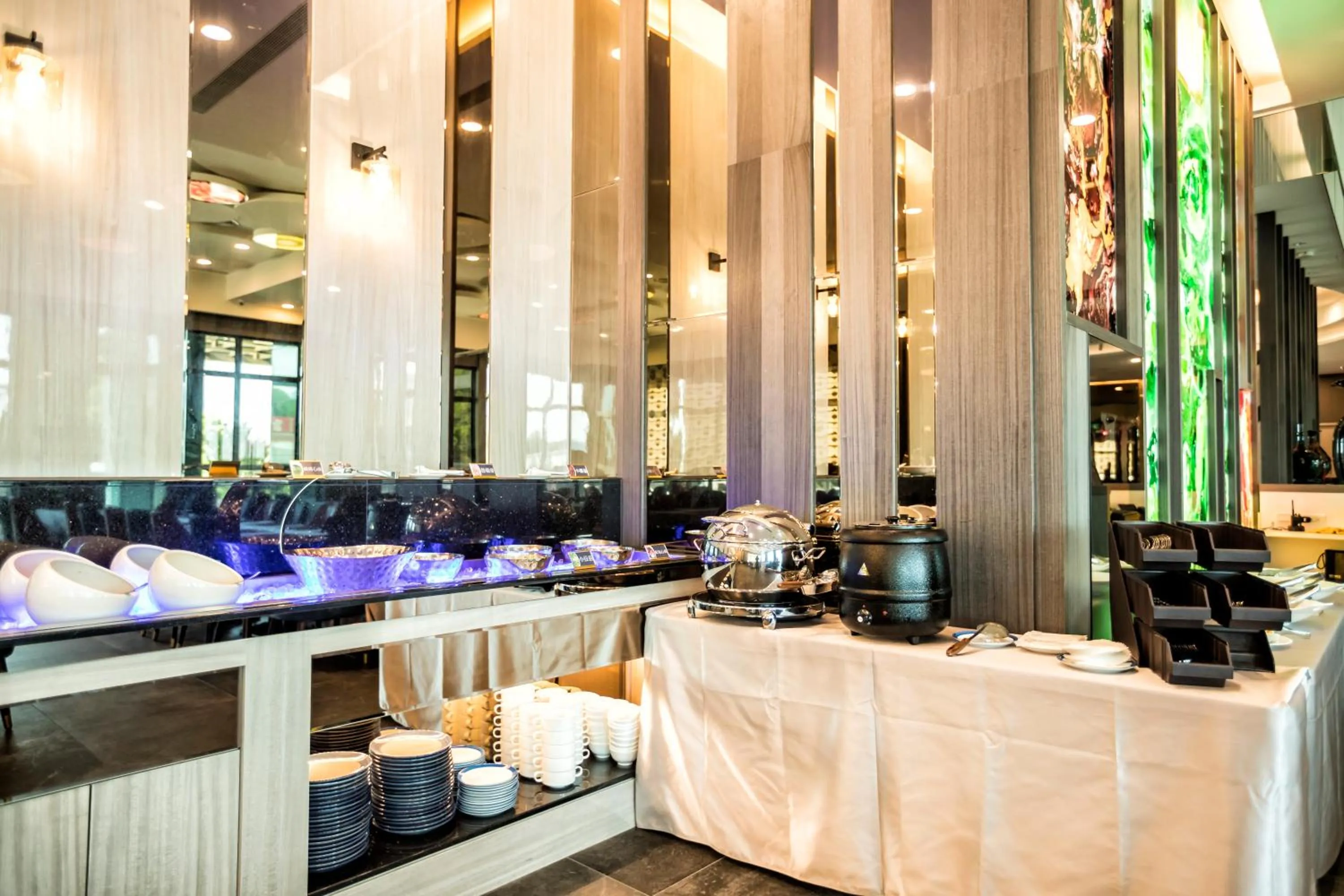 Restaurant/places to eat in Grand Hotel Lili