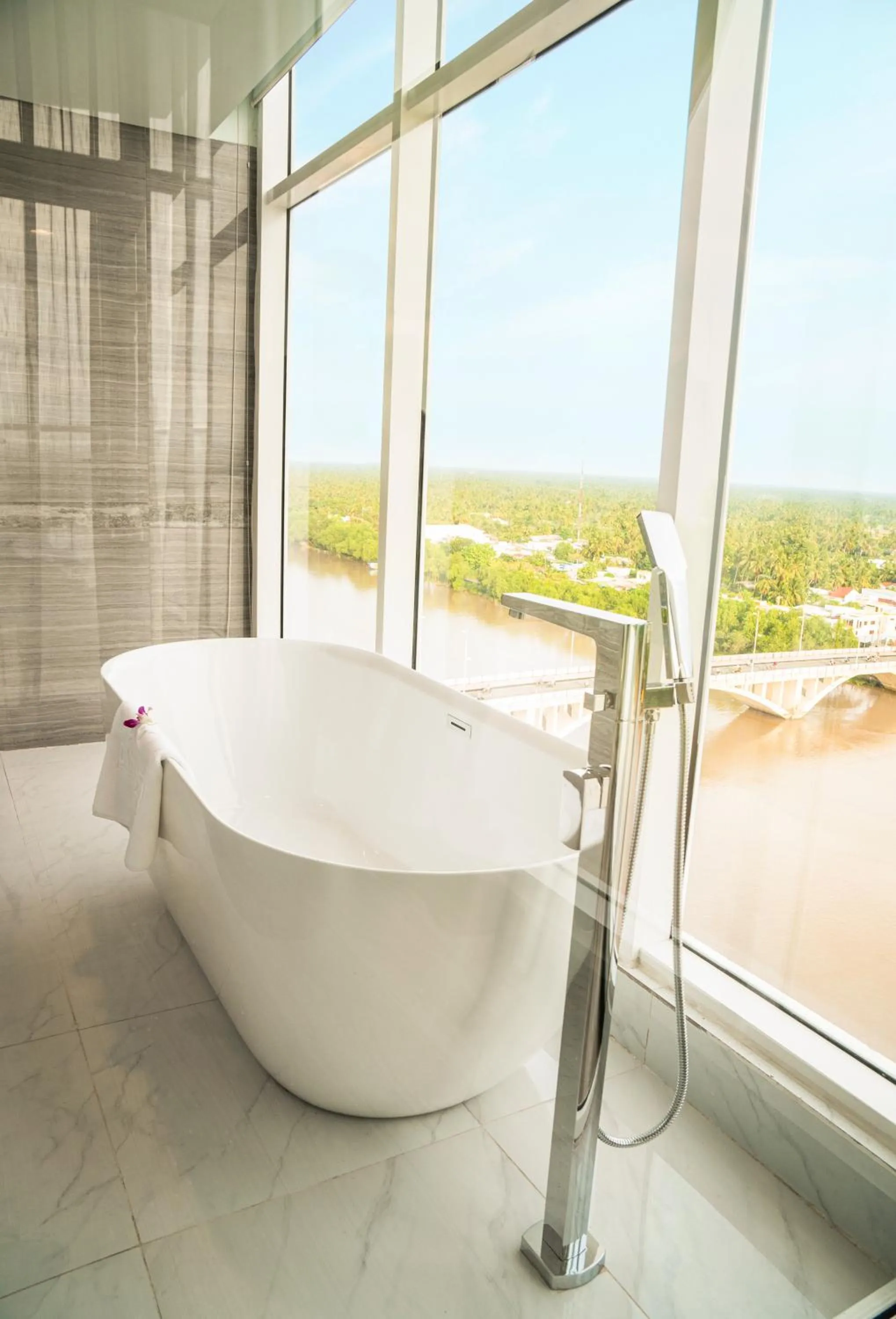 Bath in Diamond Stars Ben Tre Hotel