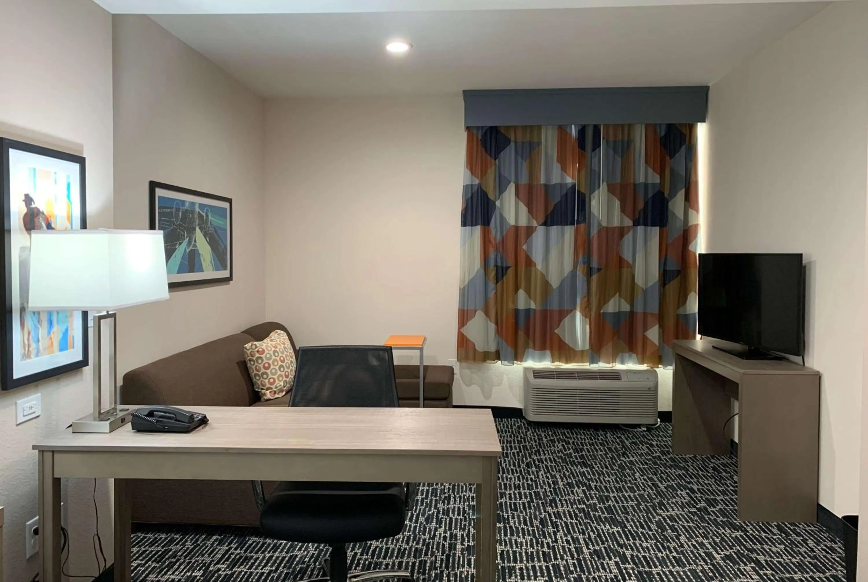 Photo of the whole room in La Quinta Inn & Suites by Wyndham - Red Oak TX IH-35E