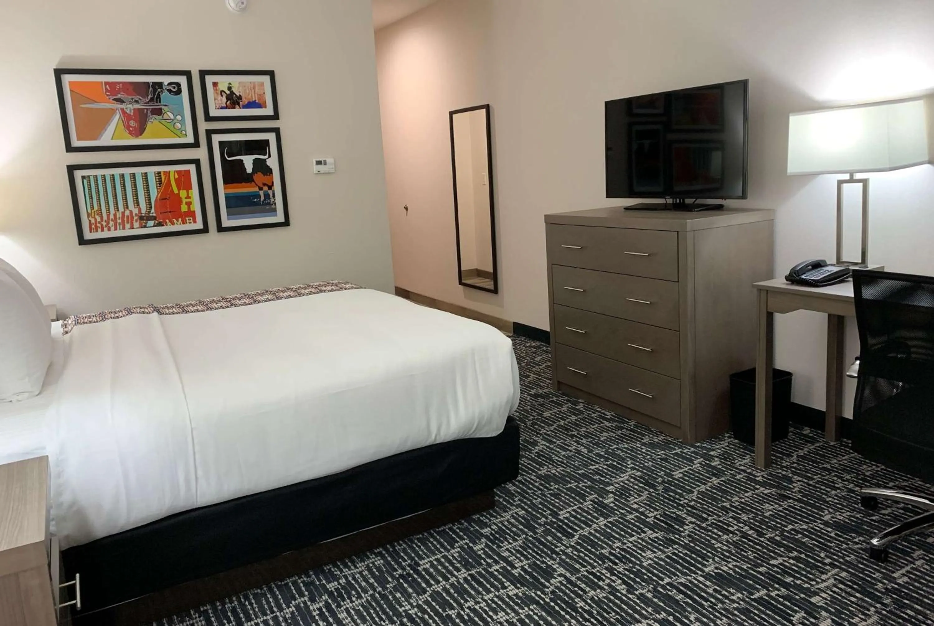 Photo of the whole room, Bed in La Quinta Inn & Suites by Wyndham - Red Oak TX IH-35E