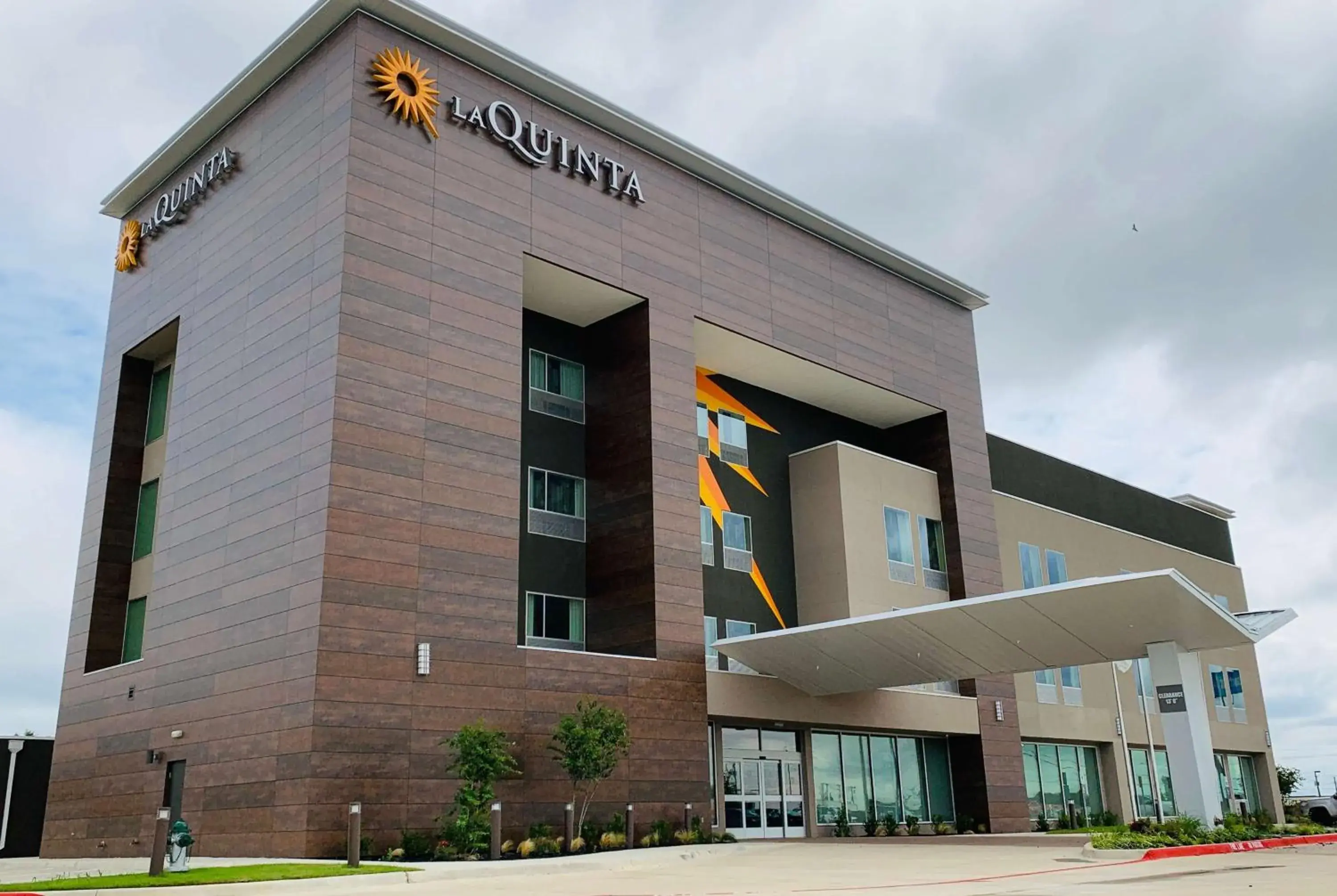 Property building in La Quinta Inn & Suites by Wyndham - Red Oak TX IH-35E Property building in La Quinta Inn & Suites by Wyndham - Red Oak TX IH-35E