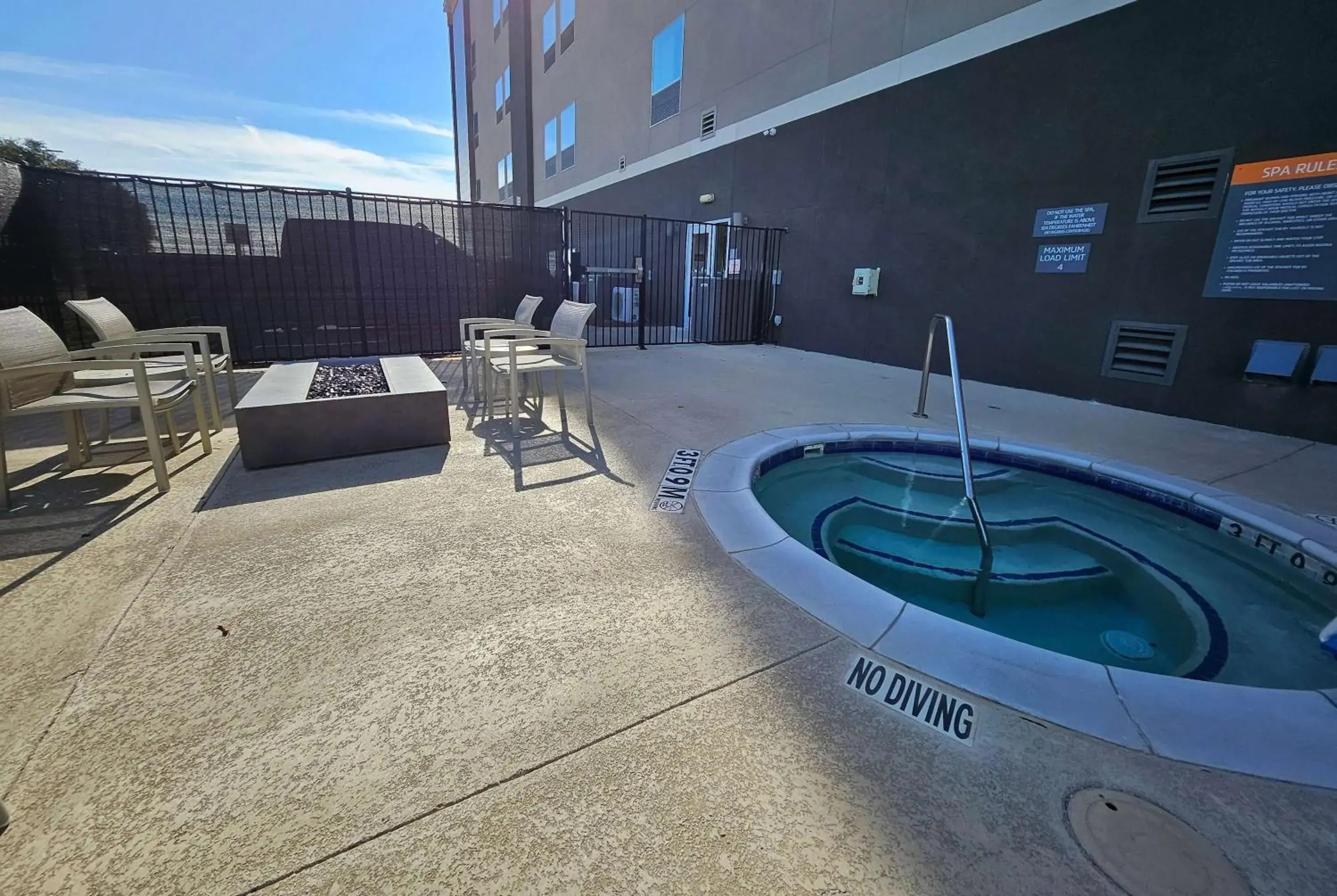 Pool view in La Quinta Inn & Suites by Wyndham - Red Oak TX IH-35E Pool view in La Quinta Inn & Suites by Wyndham - Red Oak TX IH-35E