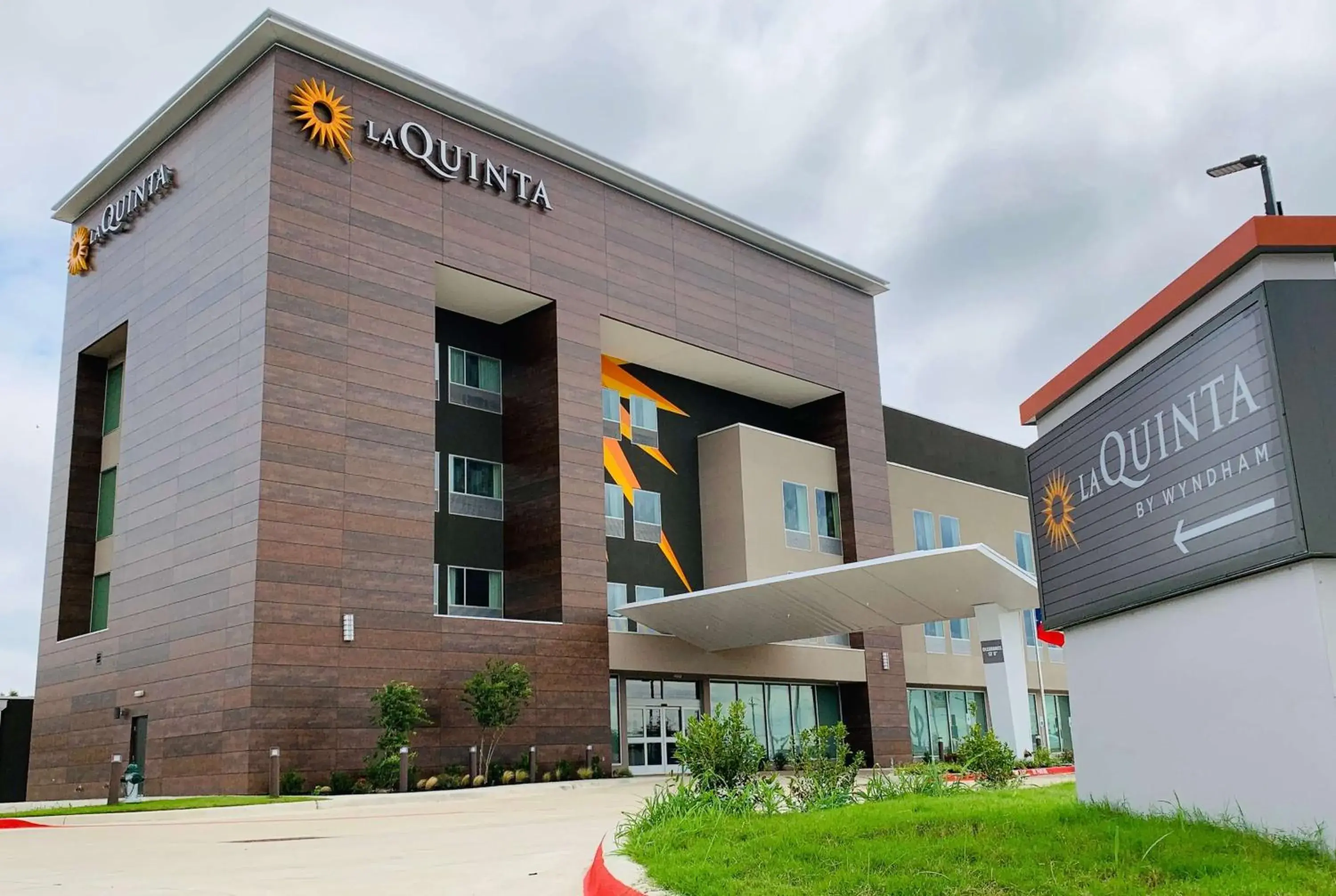 Property building in La Quinta Inn & Suites by Wyndham - Red Oak TX IH-35E Property building in La Quinta Inn & Suites by Wyndham - Red Oak TX IH-35E