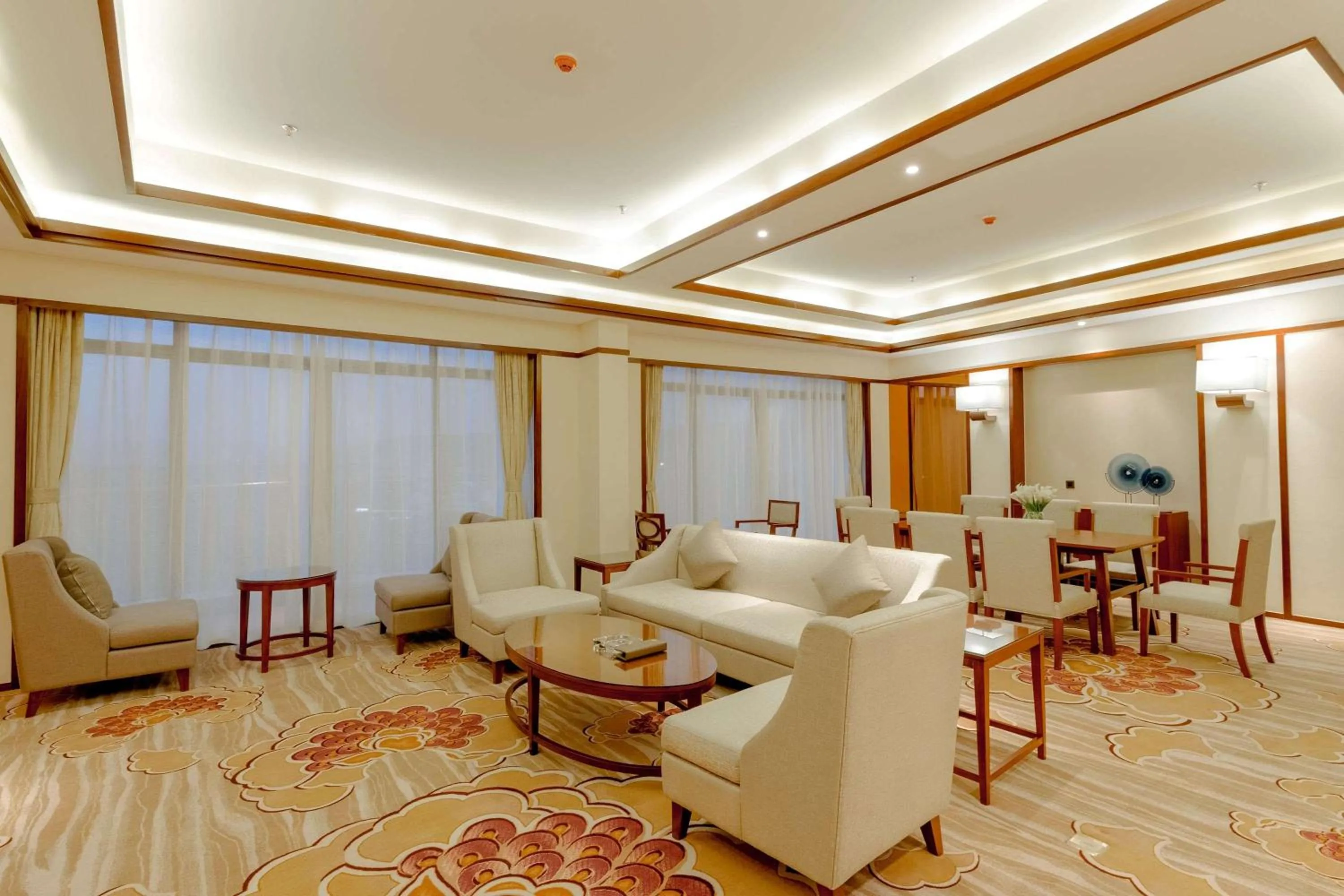 Photo of the whole room, Seating Area in Ramada by Wyndham Kunming YiLiang