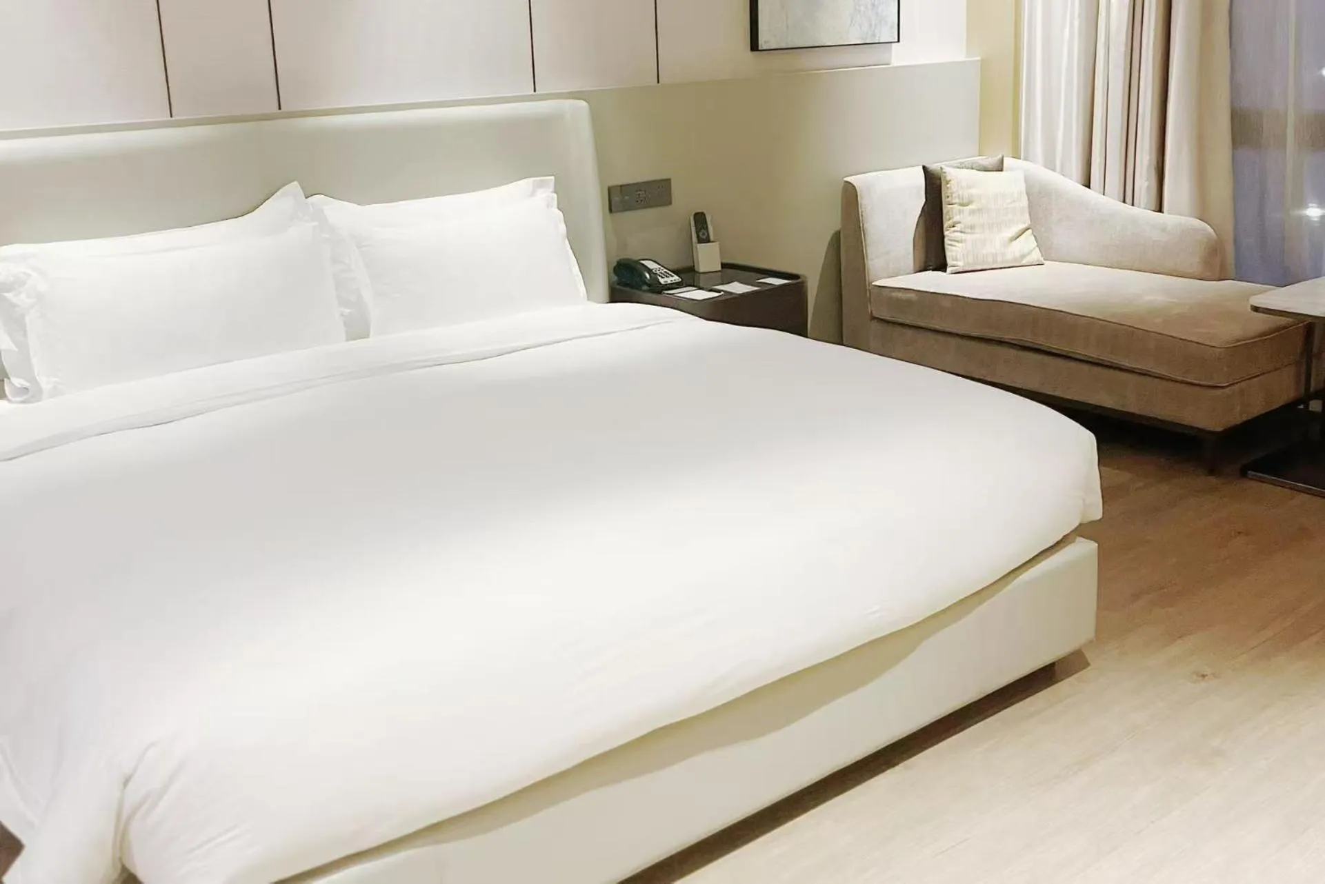 Property building, Bed in Wyndham Shanghai Pudong