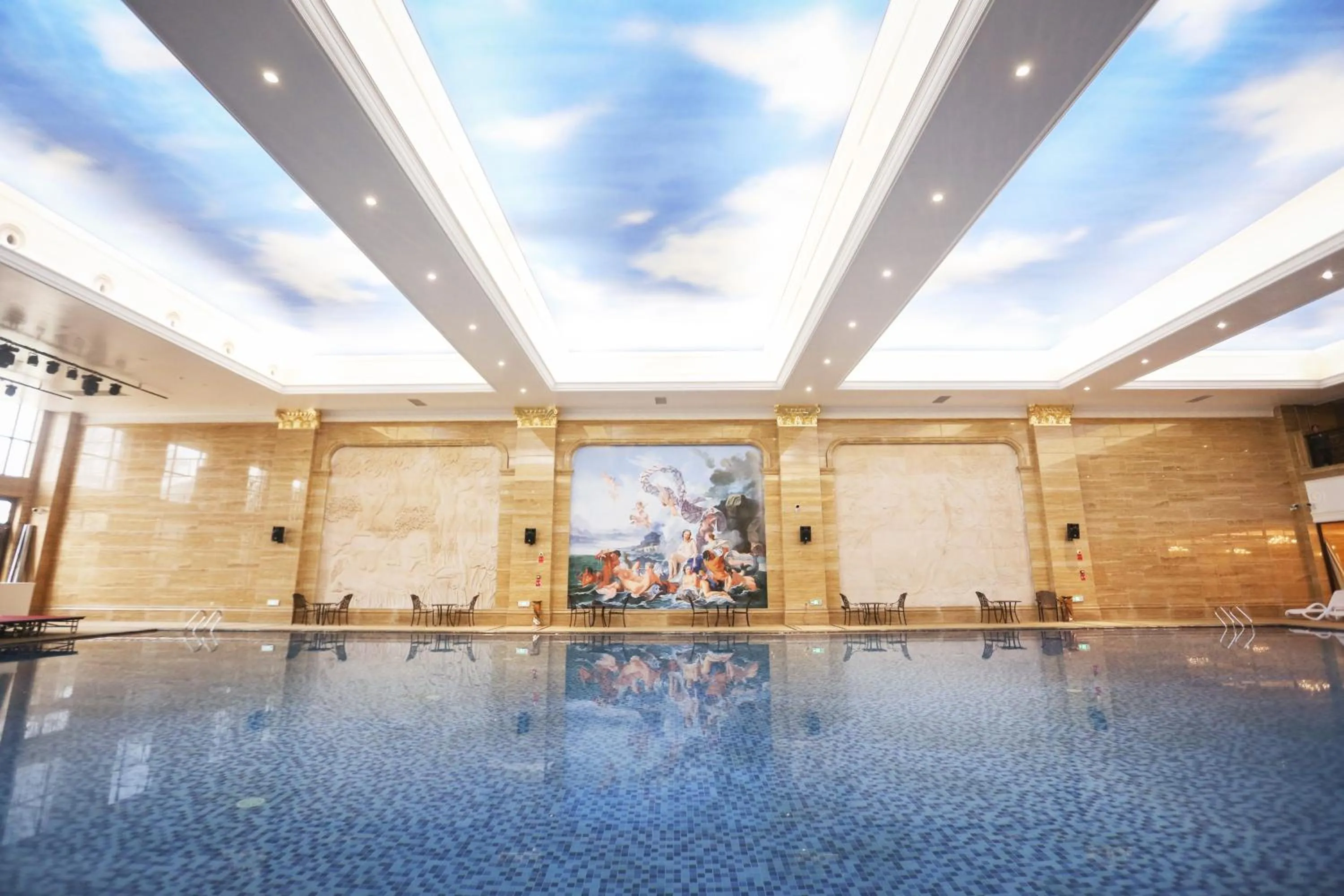 Swimming pool in Wyndham Grand Kunming East