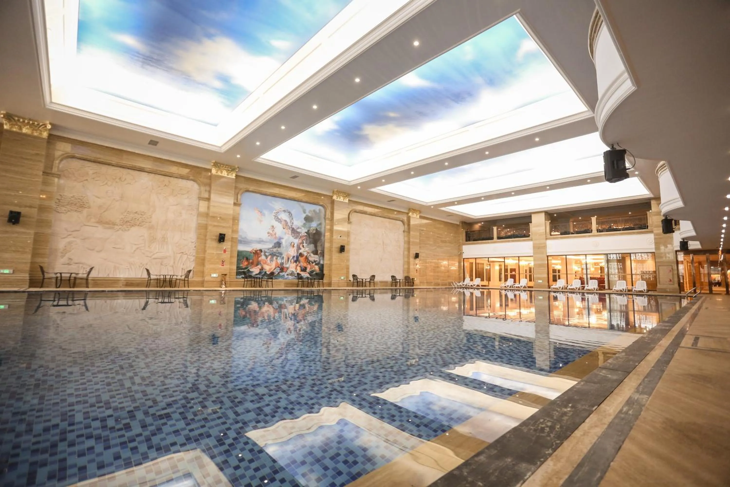 Swimming pool in Wyndham Grand Kunming East