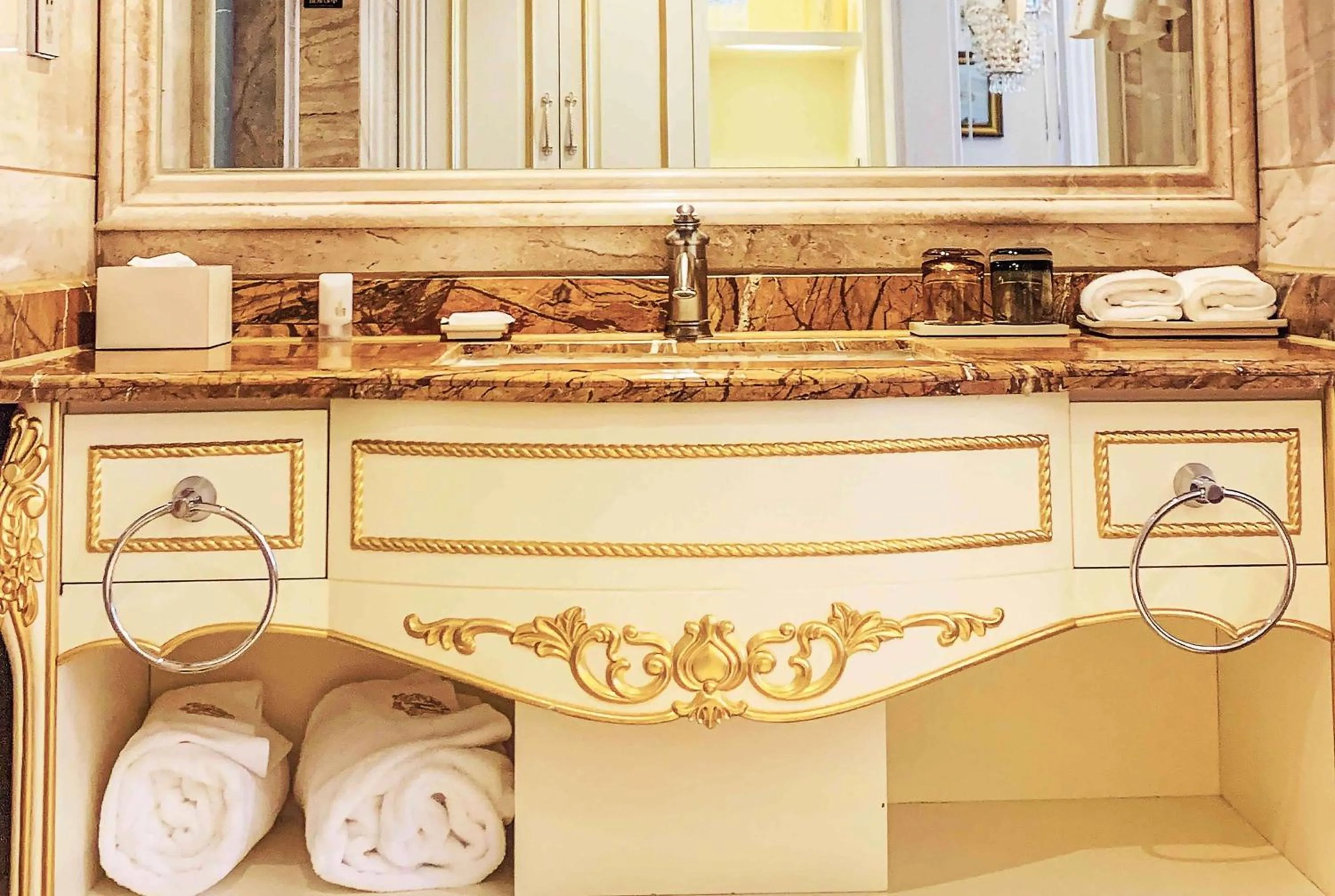 TV and multimedia in Wyndham Grand Kunming East