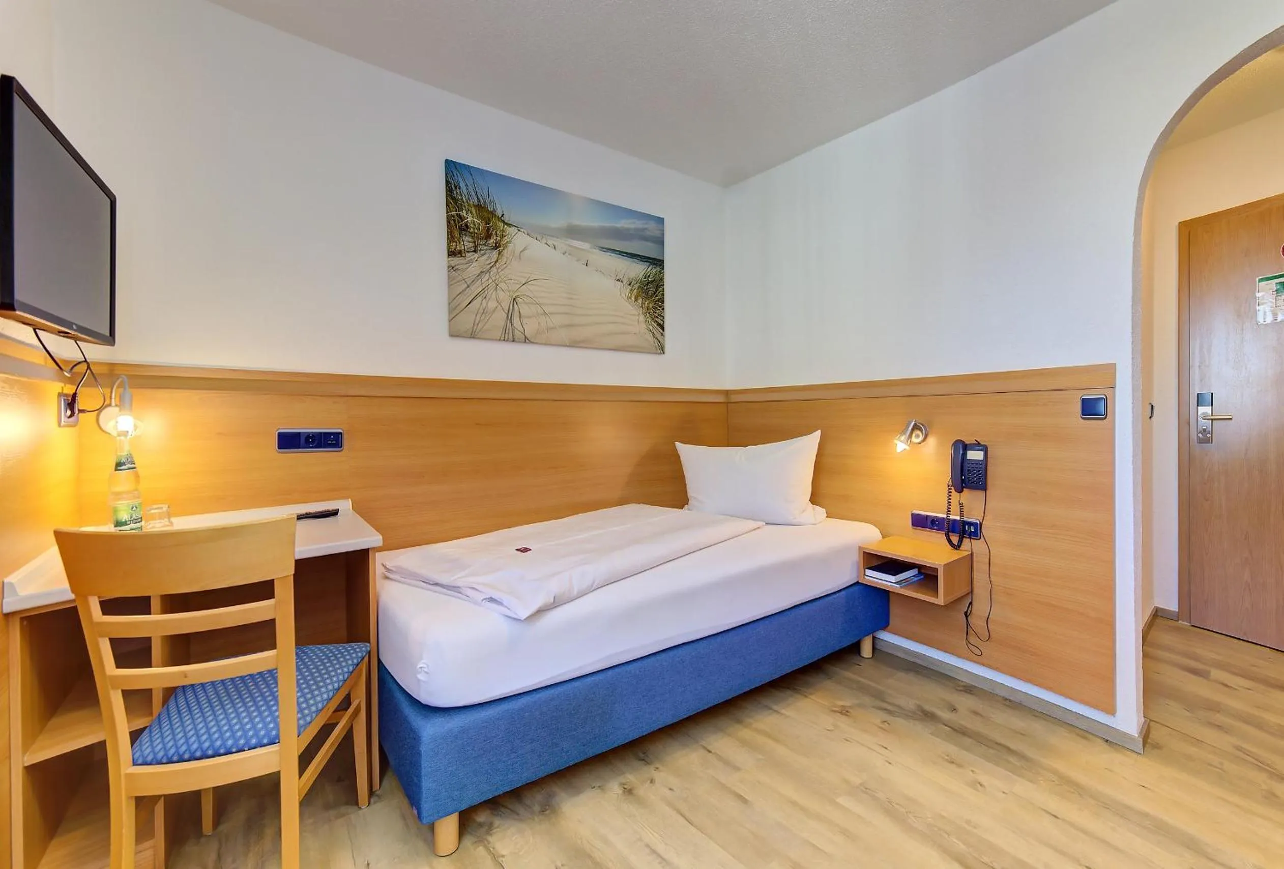 Photo of the whole room, Bed in Hotel Post