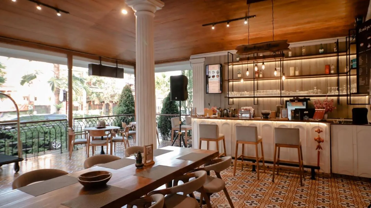 Lounge or bar in FIM by Zigna