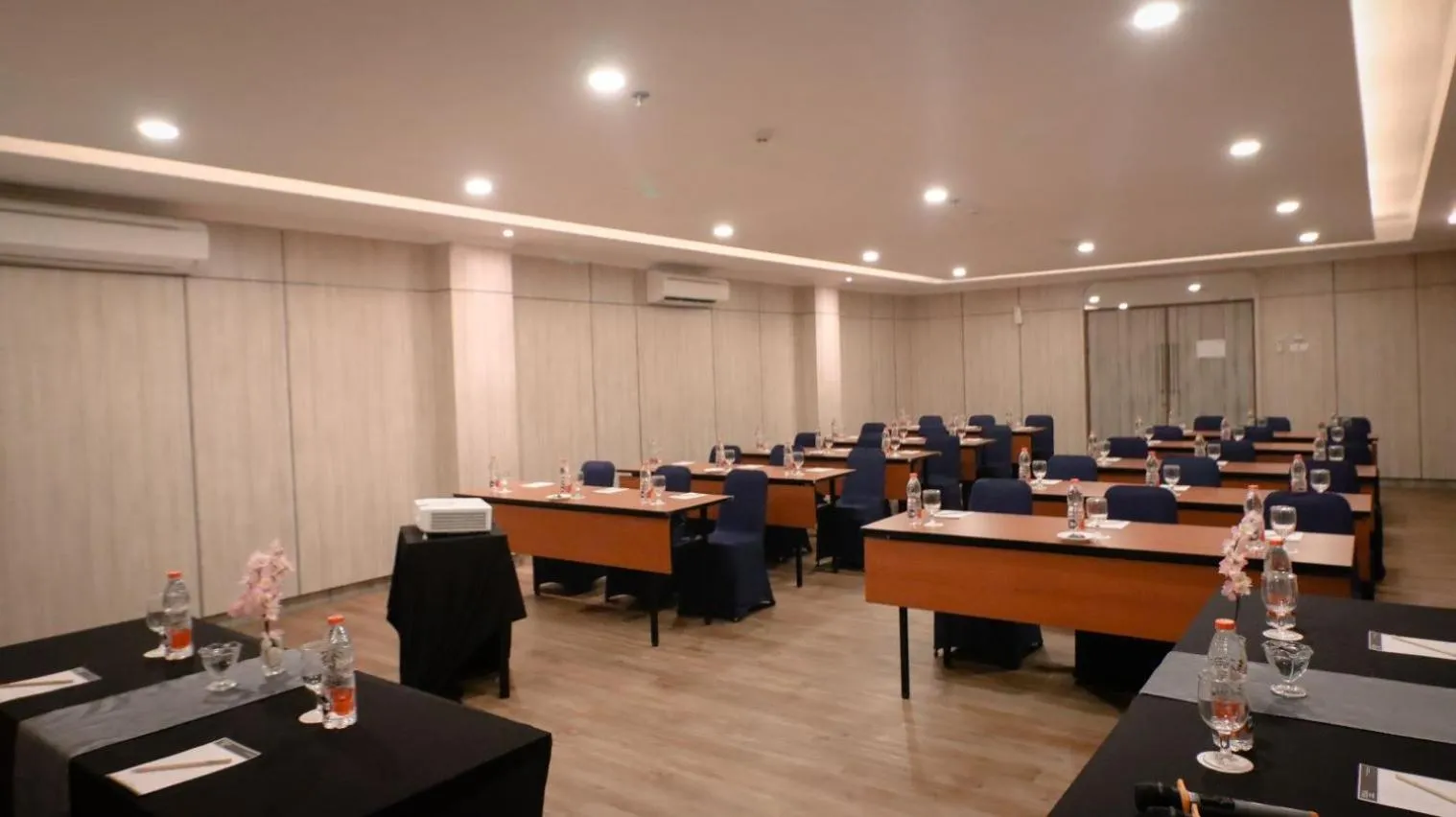 Meeting/conference room in FIM by Zigna