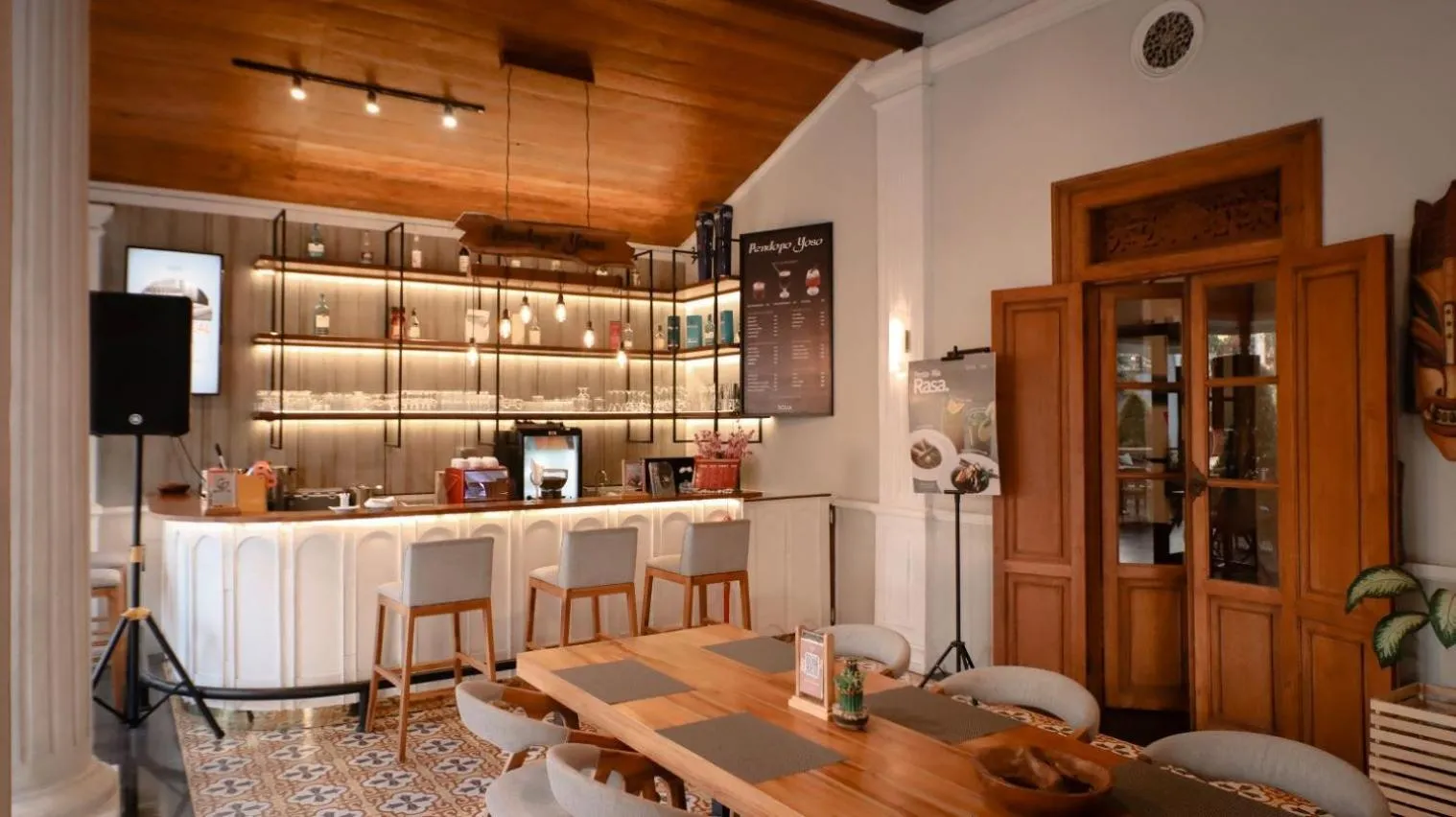 Lounge or bar in FIM by Zigna