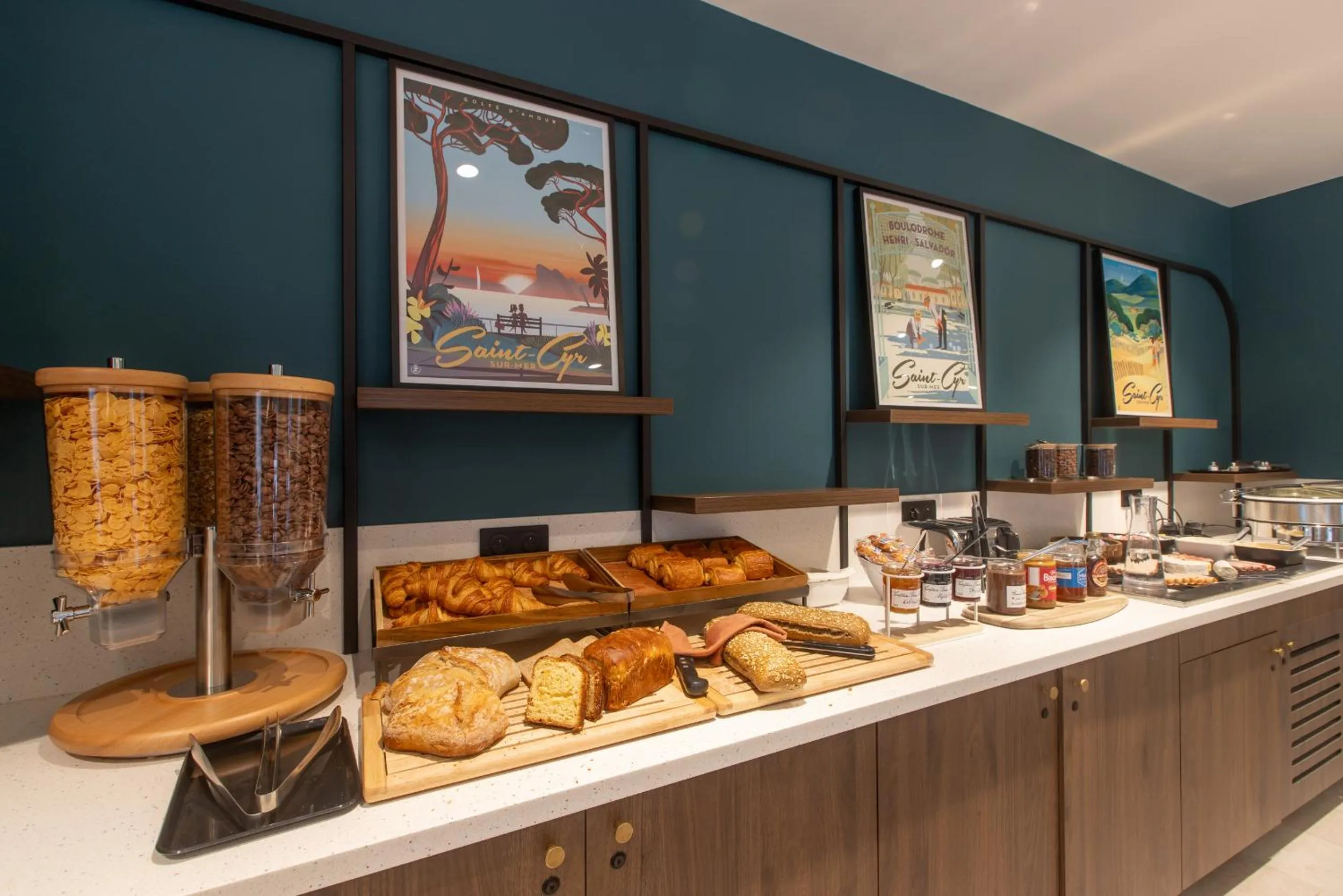 Breakfast in Logis Hôtel de Port d'Alon - St Cyr sur Mer