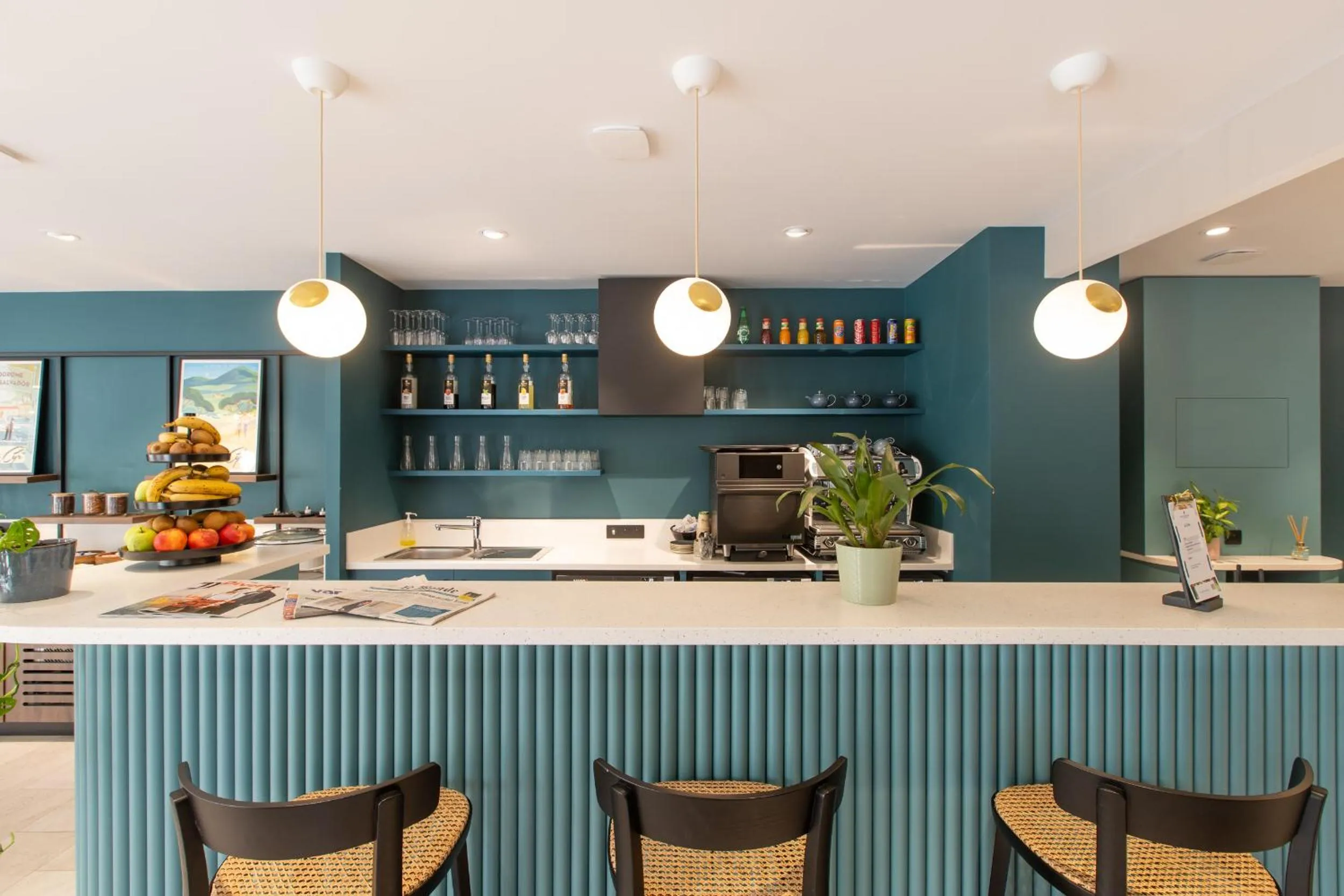 Lounge or bar in Logis Hôtel de Port d'Alon - St Cyr sur Mer